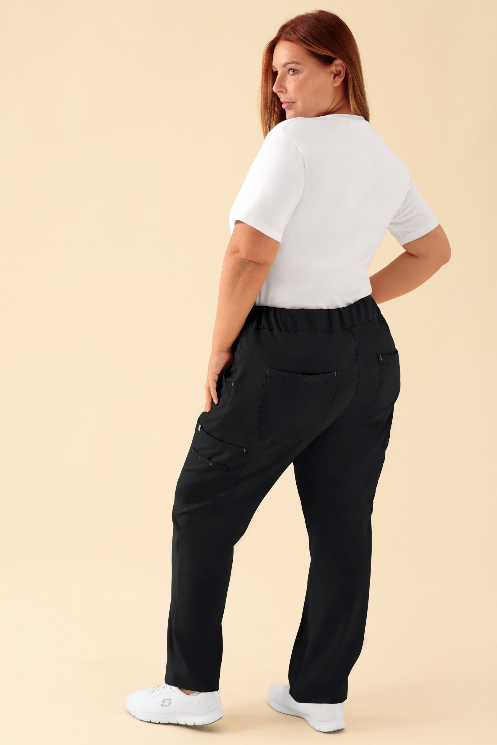 KAERE Hose Damen - gerader Saum mit Beintaschen schwarz, Rückansicht Das Model ist 173 cm gross und trägt Grösse XL