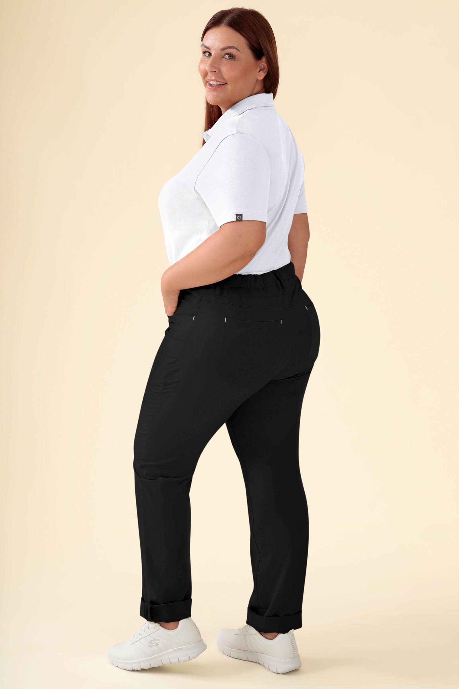 KAERE Hose Damen - 5-Pocket schwarz, Rückansicht Das Model ist 173 cm gross und trägt Grösse XL