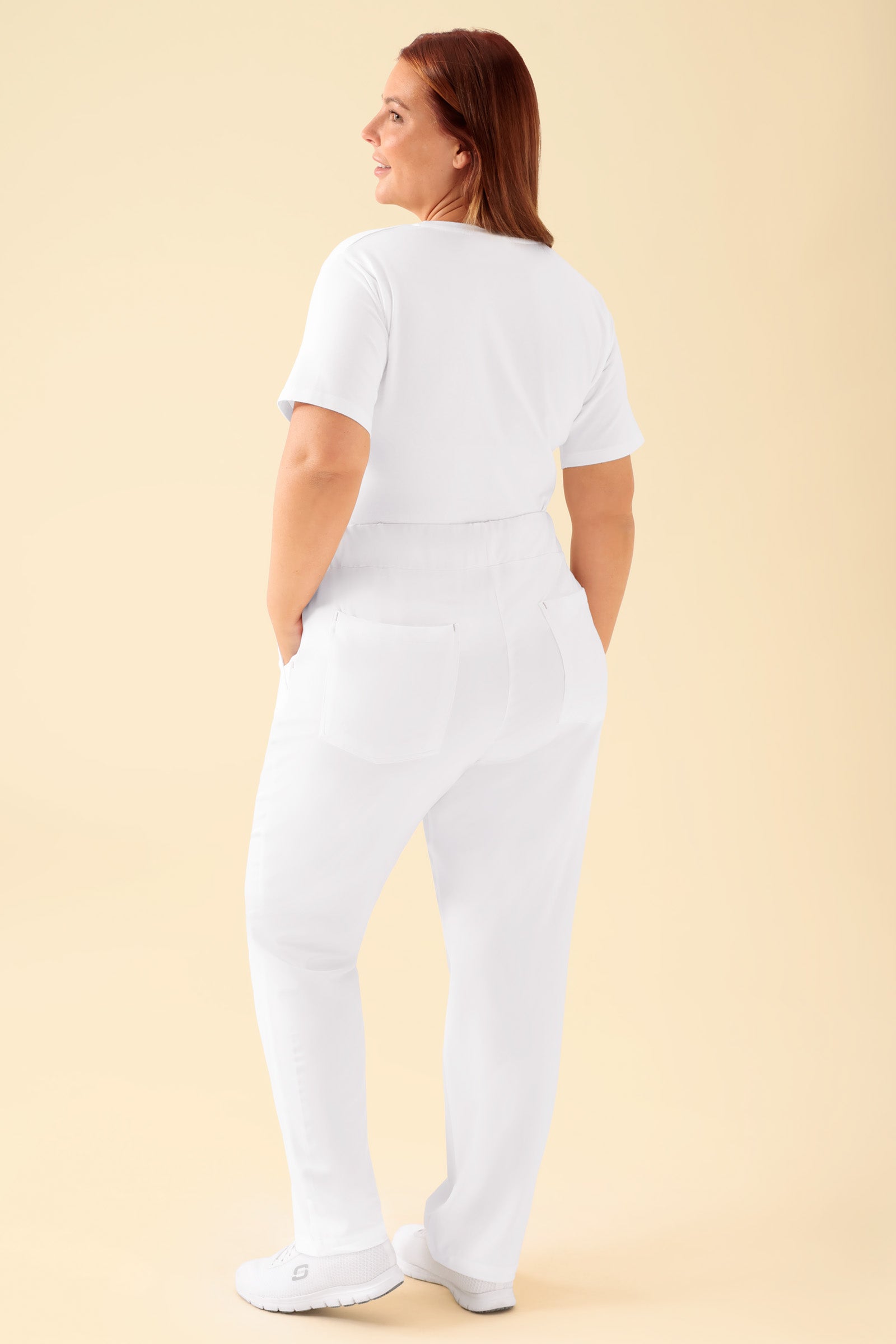 KAERE Hose Damen - gerader Saum ohne Beintaschen weiss, Rückansicht Das Model ist 173 cm gross und trägt Grösse XL