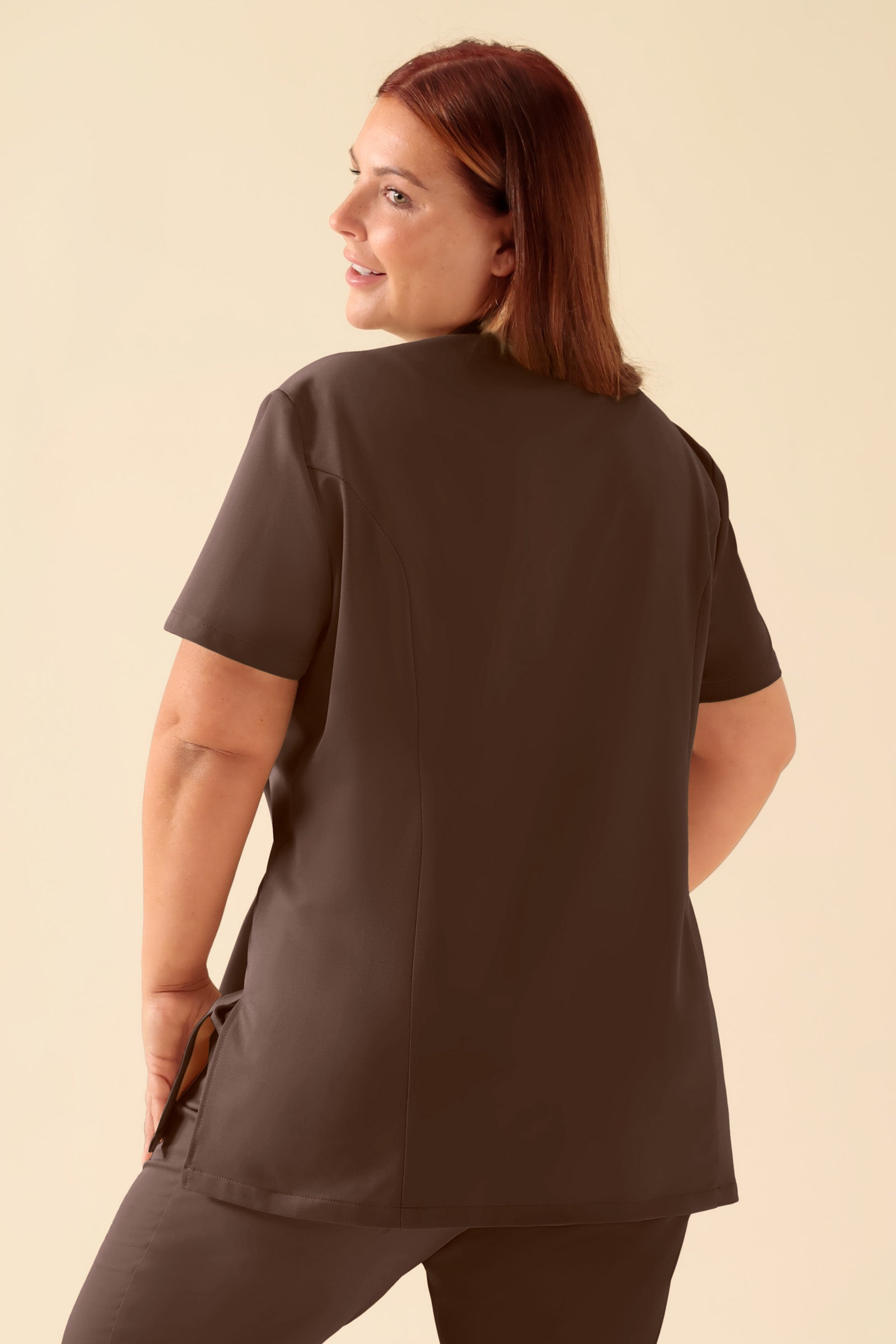 KAERE Kasack Damen - asymmetrische Knopfleiste coffee, Rückansicht Das Model ist 173 cm gross und trägt Grösse XL