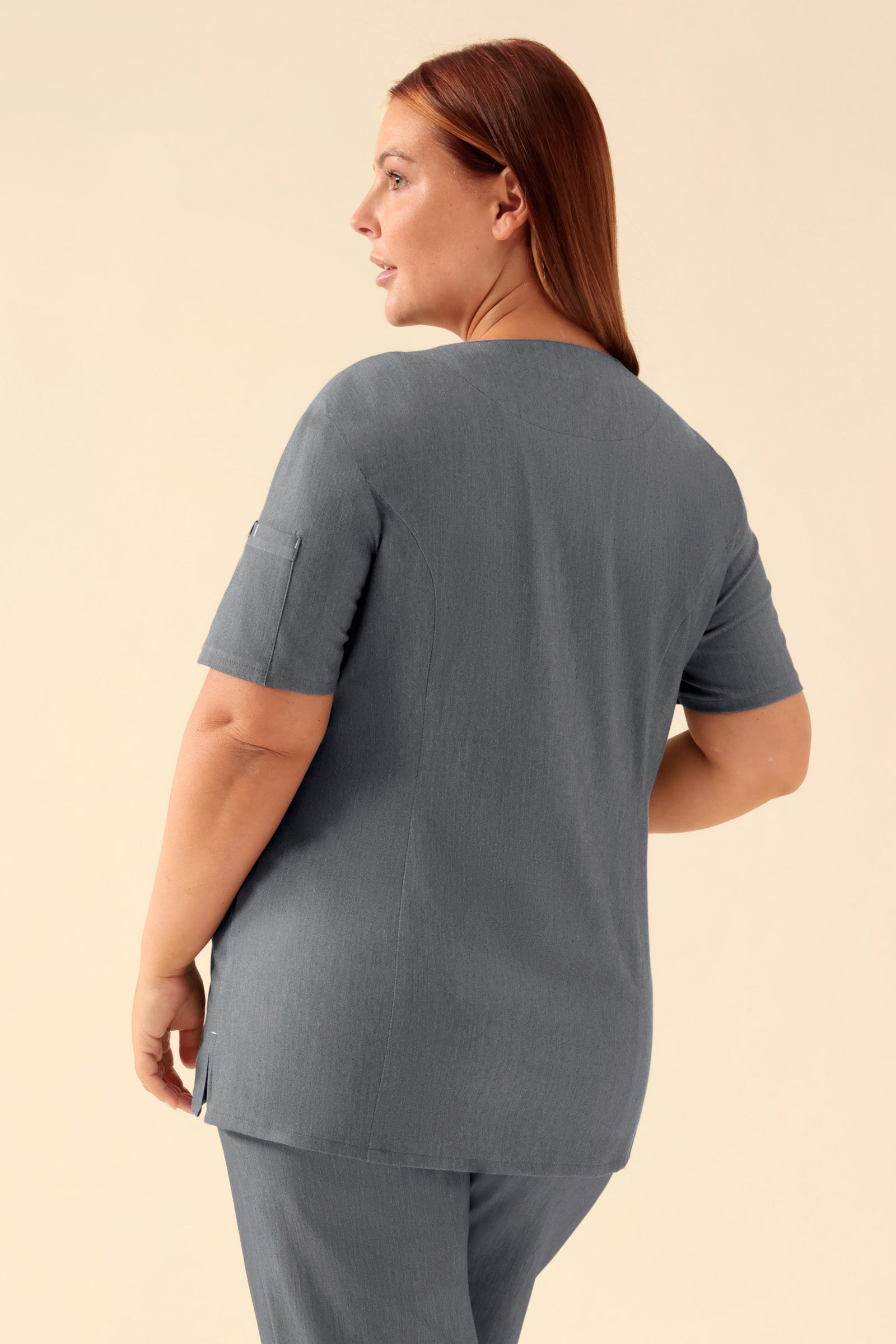 KAERE Kasack Damen - durchgeknöpft dunkelgrau melange, Rückansicht Das Model ist 173 cm gross und trägt Grösse XL