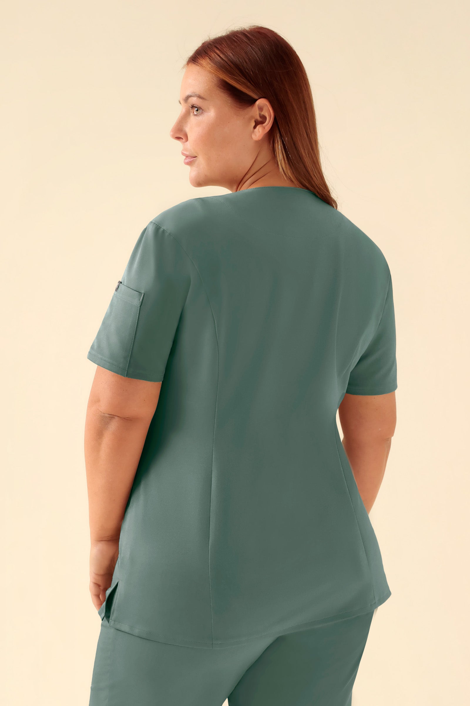 KAERE Kasack Damen - durchgeknöpft dunkelgrün, Rückansicht Das Model ist 173 cm gross und trägt Grösse XL