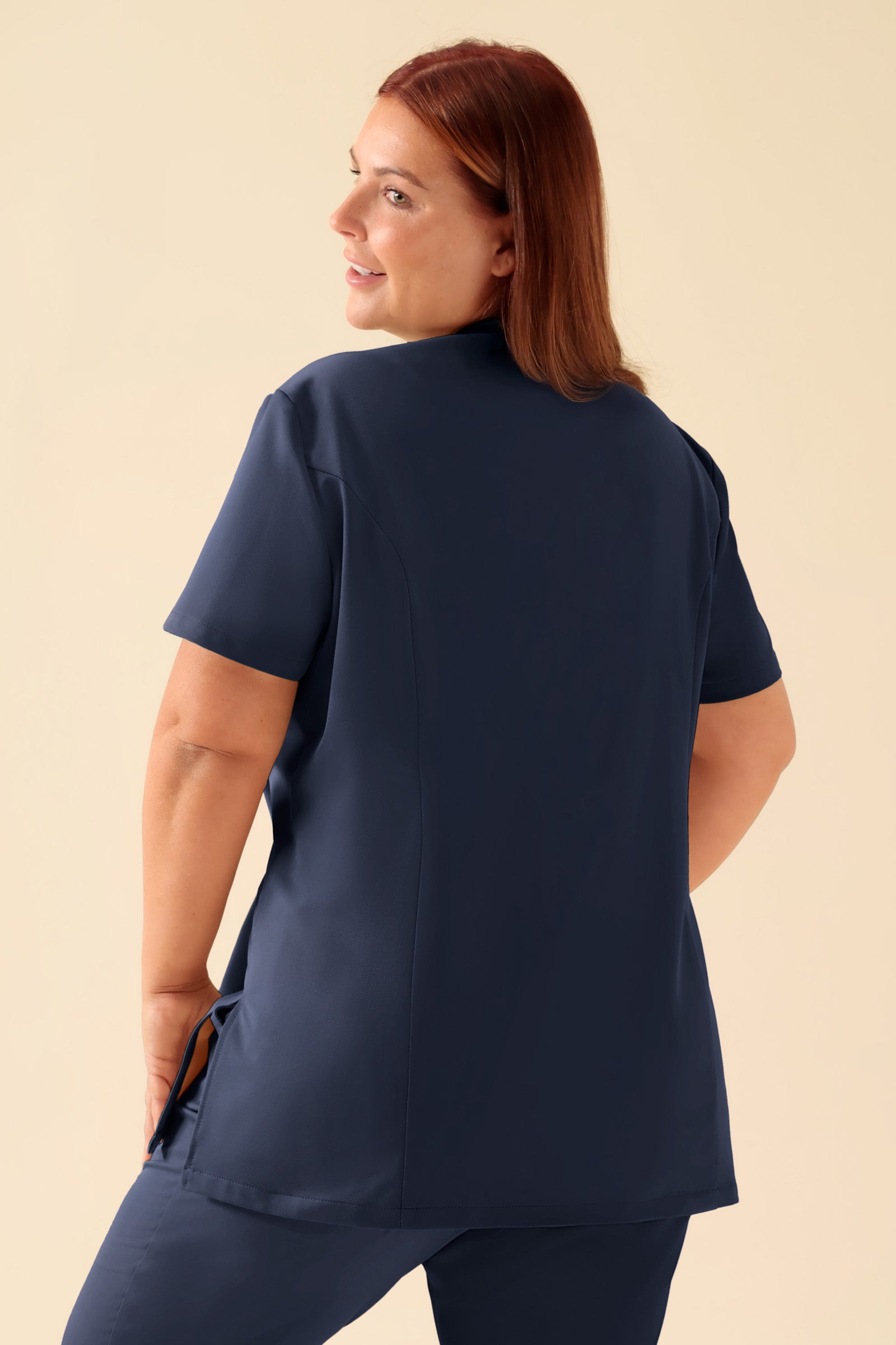 KAERE Kasack Damen - asymmetrische Knopfleiste navy, Rückansicht Das Model ist 173 cm gross und trägt Grösse XL