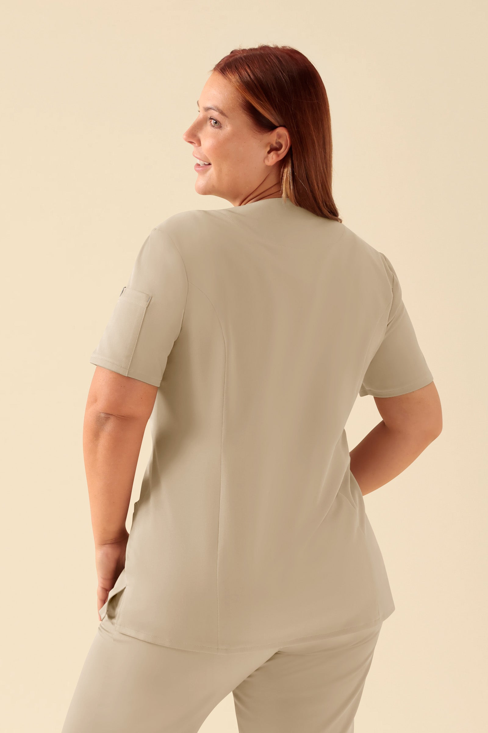 KAERE Kasack Damen - durchgeknöpft sand, Rückansicht Das Model ist 173 cm gross und trägt Grösse XL
