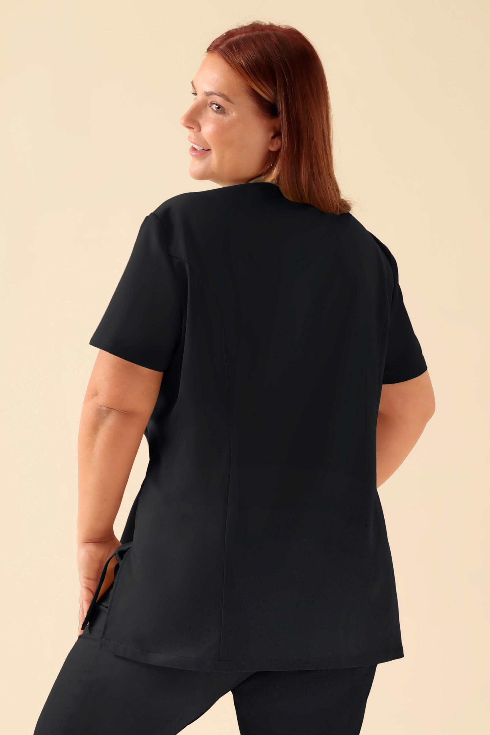 KAERE Kasack Damen - asymmetrische Knopfleiste schwarz, Rückansicht Das Model ist 173 cm gross und trägt Grösse XL