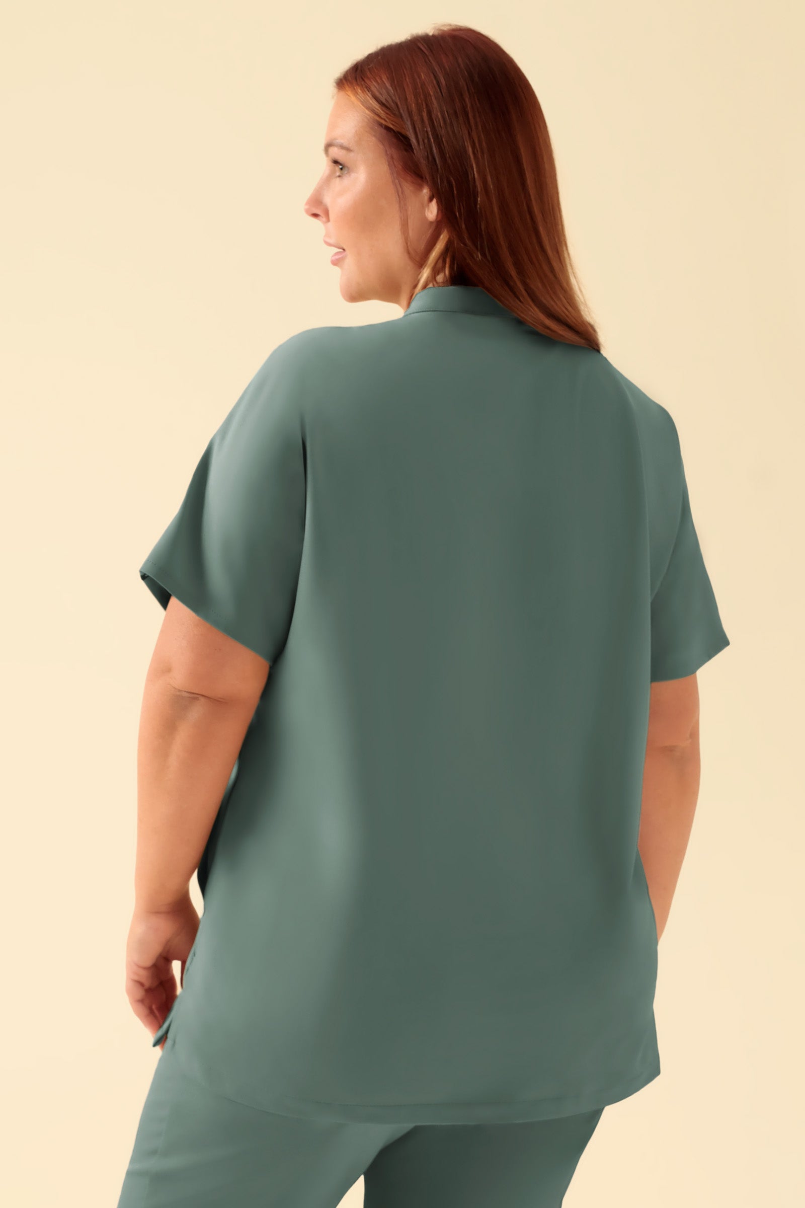 KAERE Schlupfkasack Damen - Stehkragen dunkelgrün, Rückansicht Das Model ist 173 cm gross und trägt Grösse XL