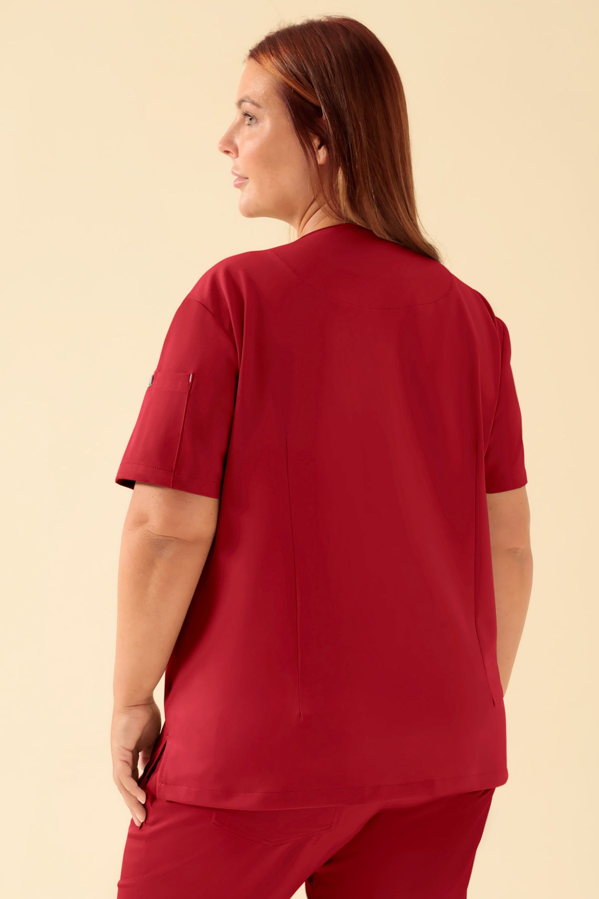 KAERE Schlupfkasack Damen - V-Ausschnitt rot, Rückansicht Das Model ist 173 cm gross und trägt Grösse XL