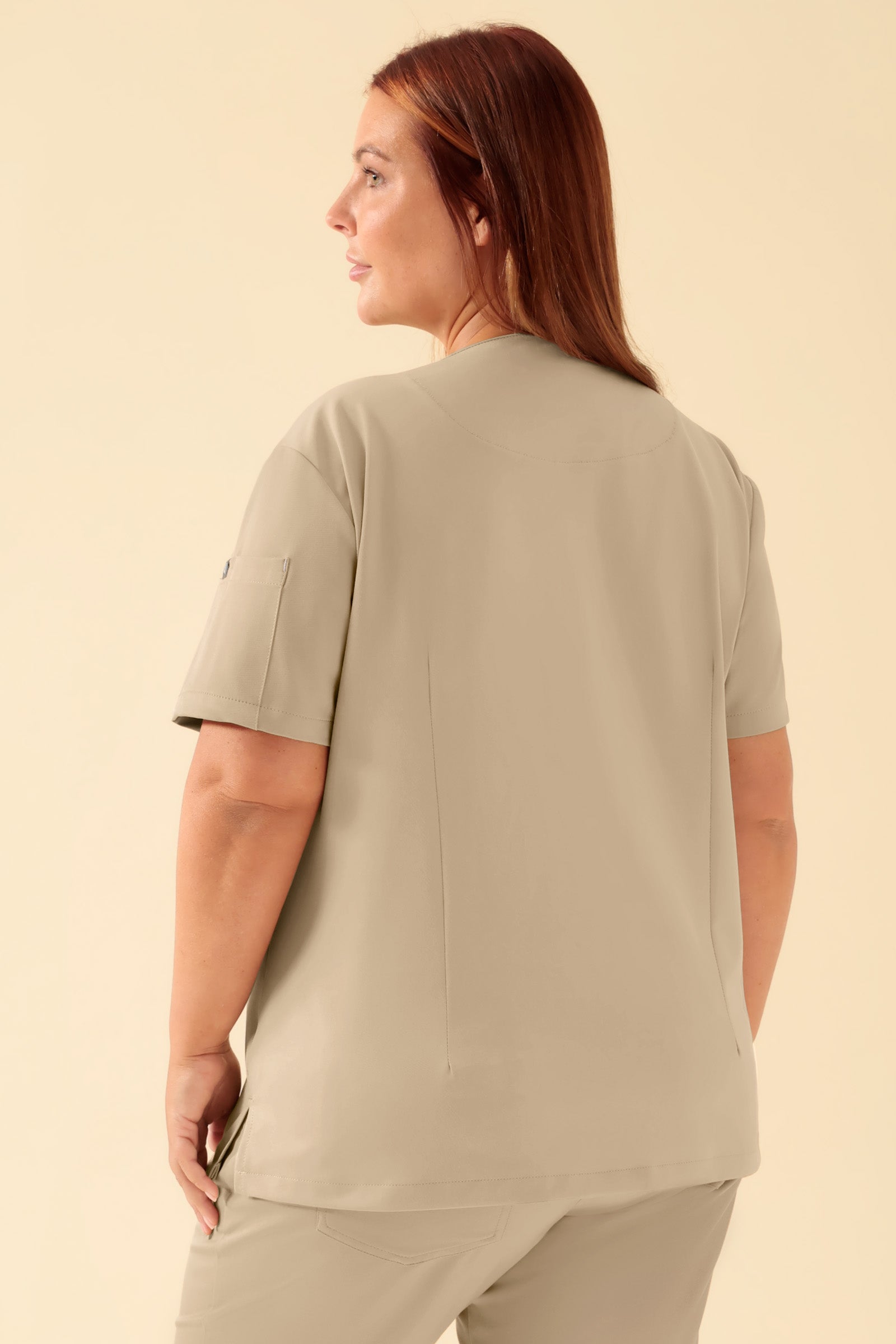 KAERE Schlupfkasack Damen - V-Ausschnitt sand, Rückansicht Das Model ist 173 cm gross und trägt Grösse XL