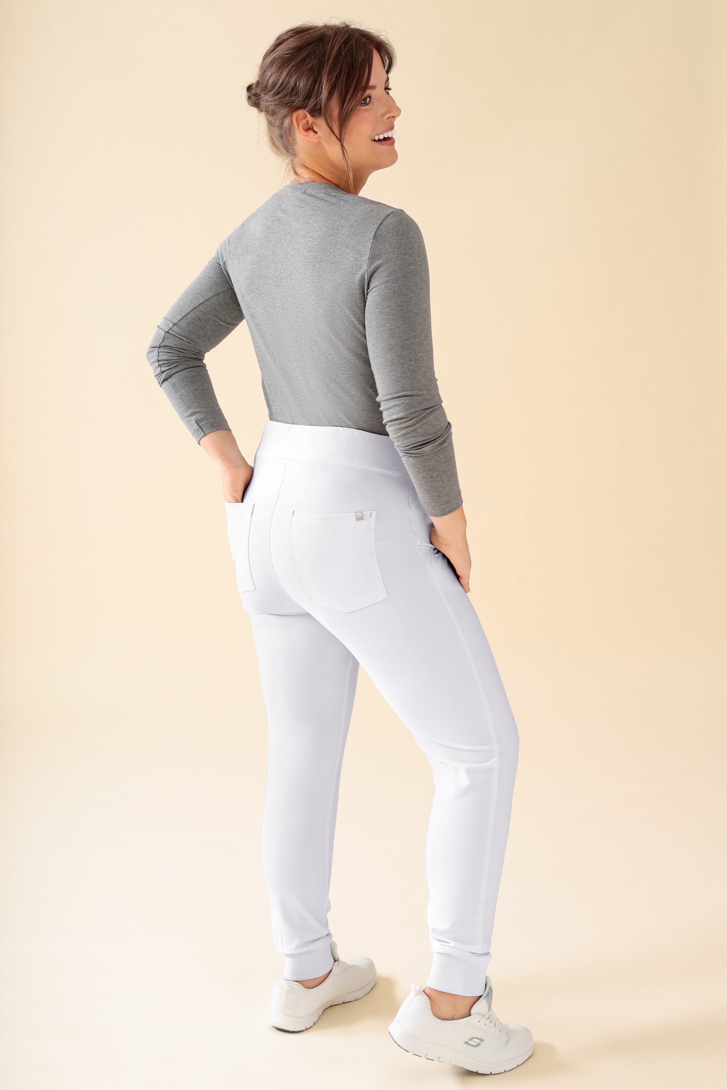 KAERE Hose Damen - Saumbündchen Kurzgr. ohne Beintaschen weiss, Rückansicht 