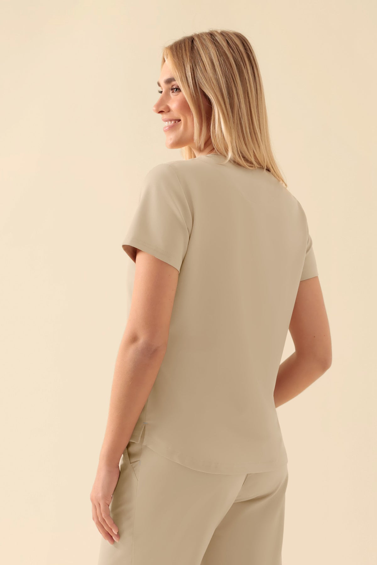 KAERE Shirt Damen - Rundhalsausschnitt sand, Vue de dos Le mannequin mesure 177 cm et porte la taille S
