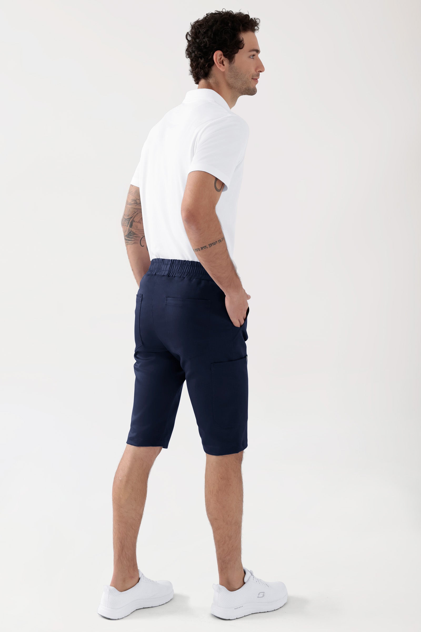 COMFY FLEX Stretch Hose Unisex - Bermuda navy, Rückansicht Das Model ist 188 cm gross und trägt Grösse M