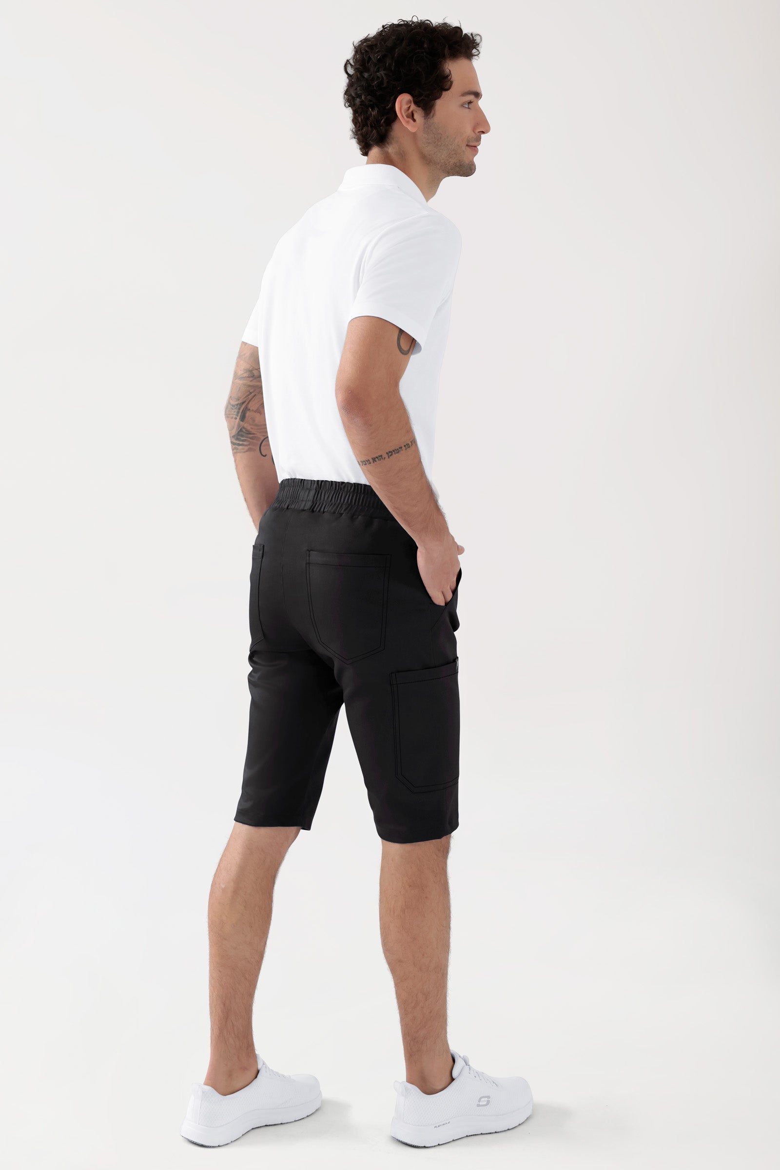 COMFY FLEX Stretch Hose Unisex - Bermuda schwarz, Rückansicht Das Model ist 188 cm gross und trägt Grösse M