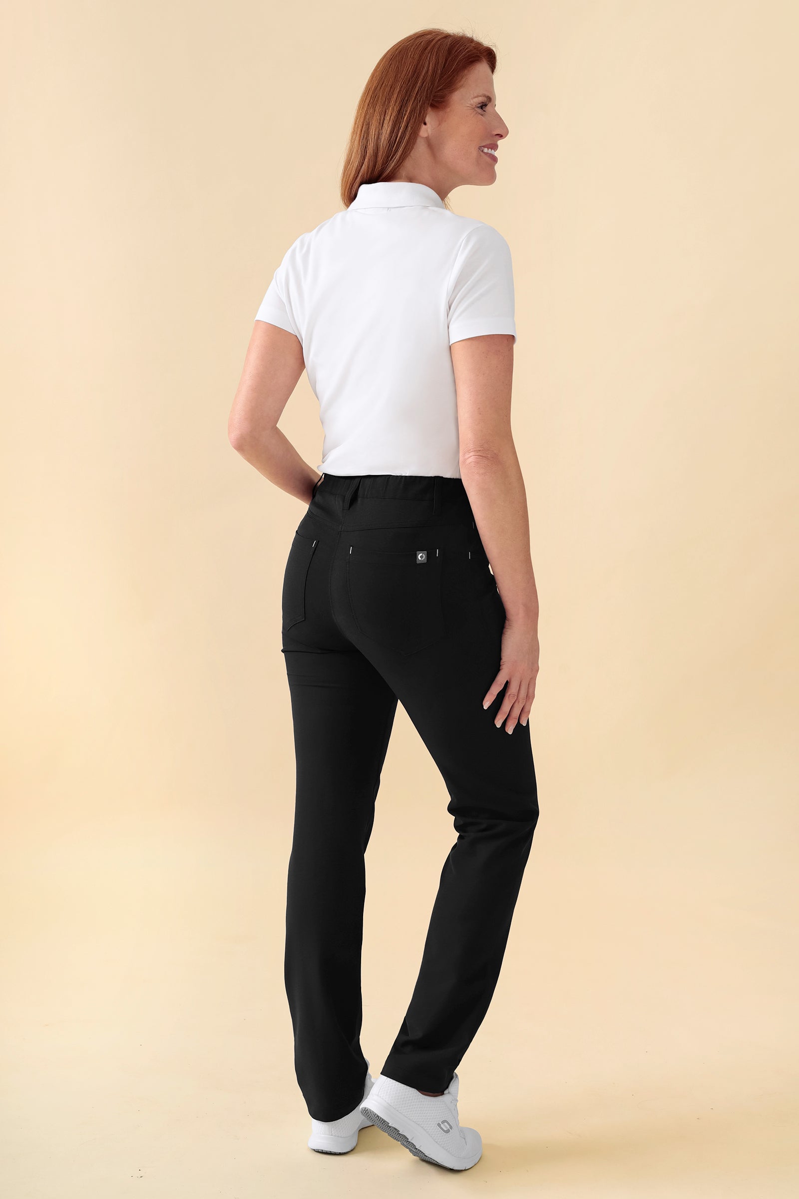 KAERE Hose Damen - 5-Pocket schwarz, Rückansicht Das Model ist 175 cm gross und trägt Grösse S