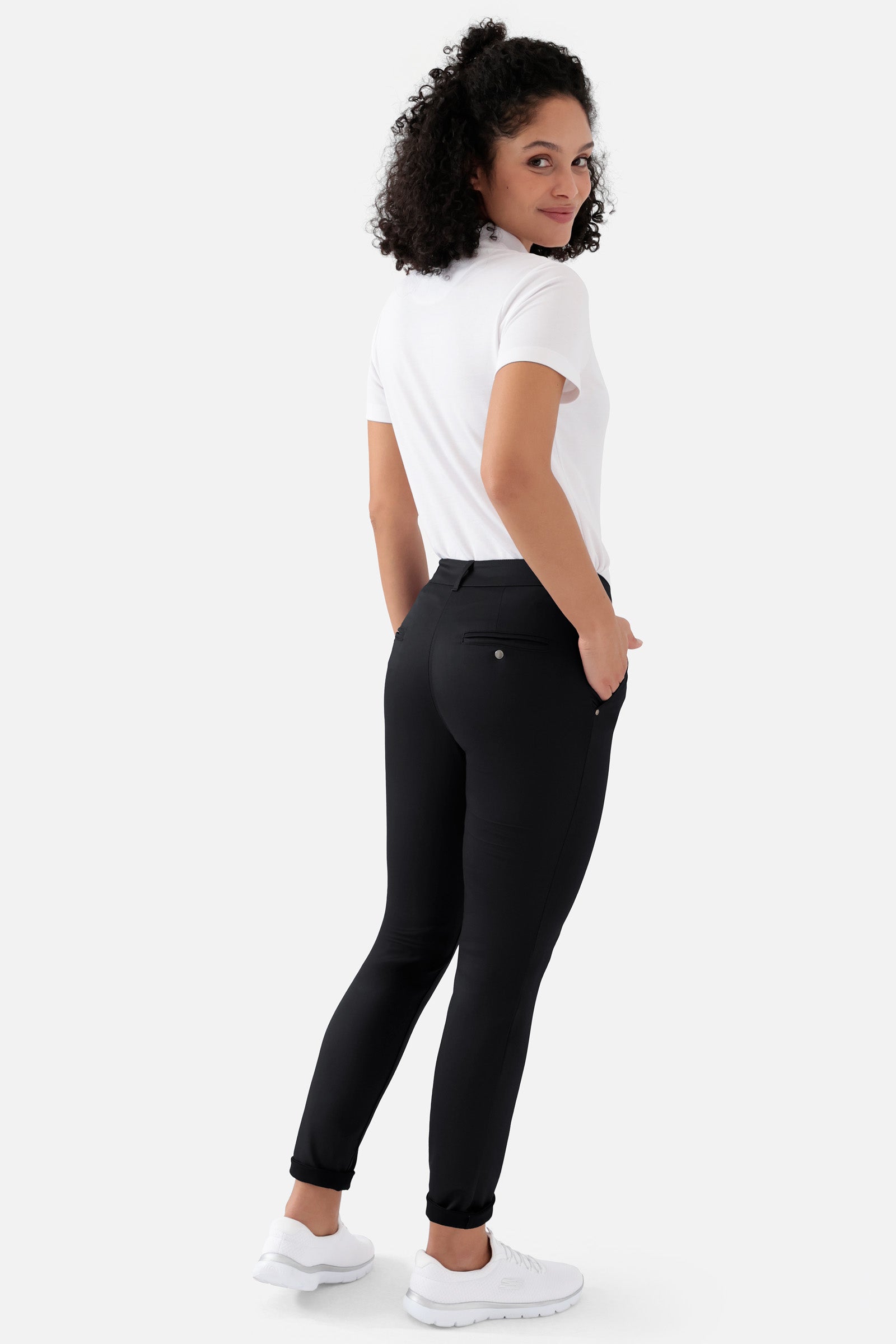 COMFY FLEX Hose Damen - Chino Style schwarz, Rückansicht Das Model ist 176 cm gross und trägt Grösse 36
