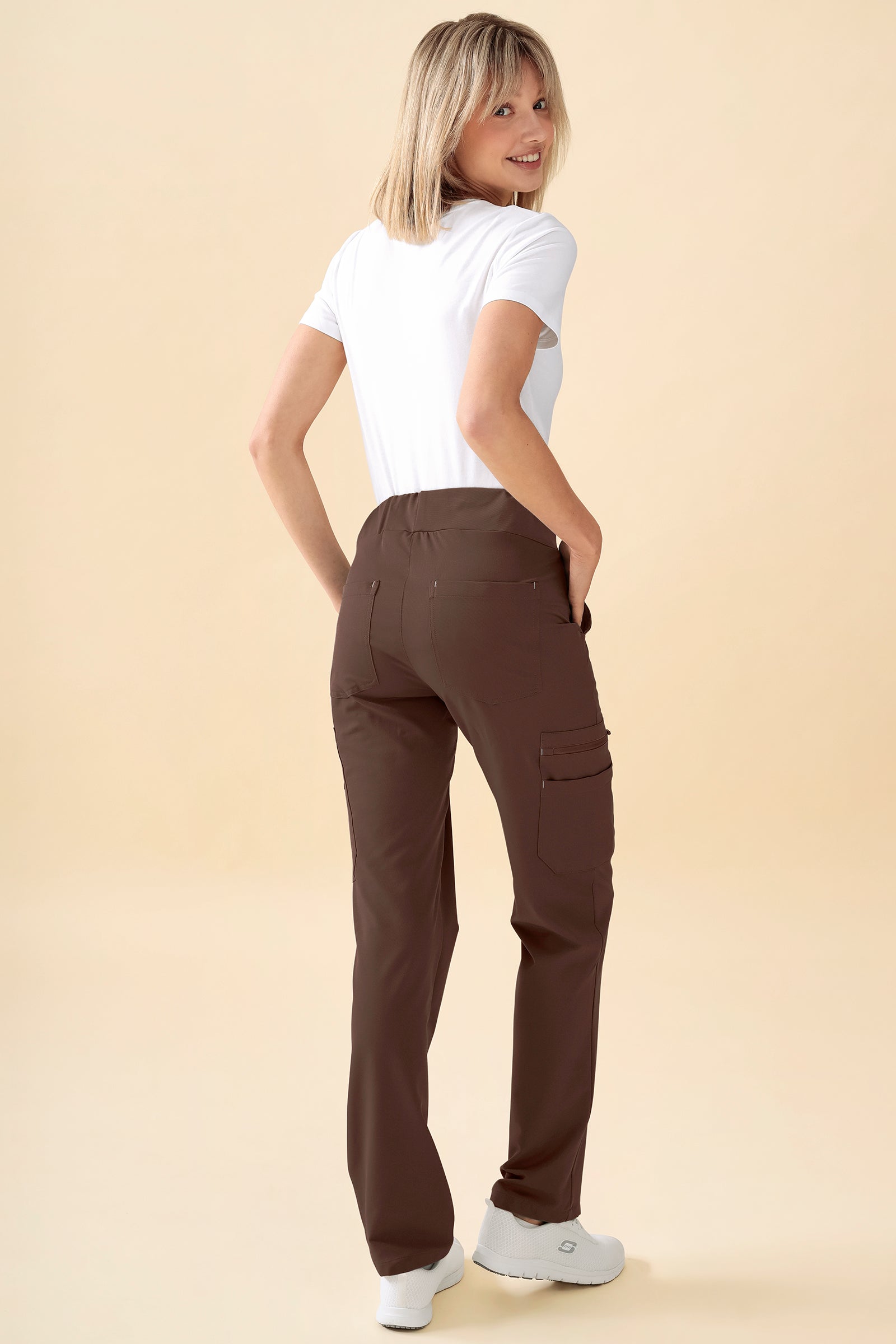 KAERE Hose Damen - gerader Saum mit Beintaschen coffee, Rückansicht Das Model ist 176 cm gross und trägt Grösse S