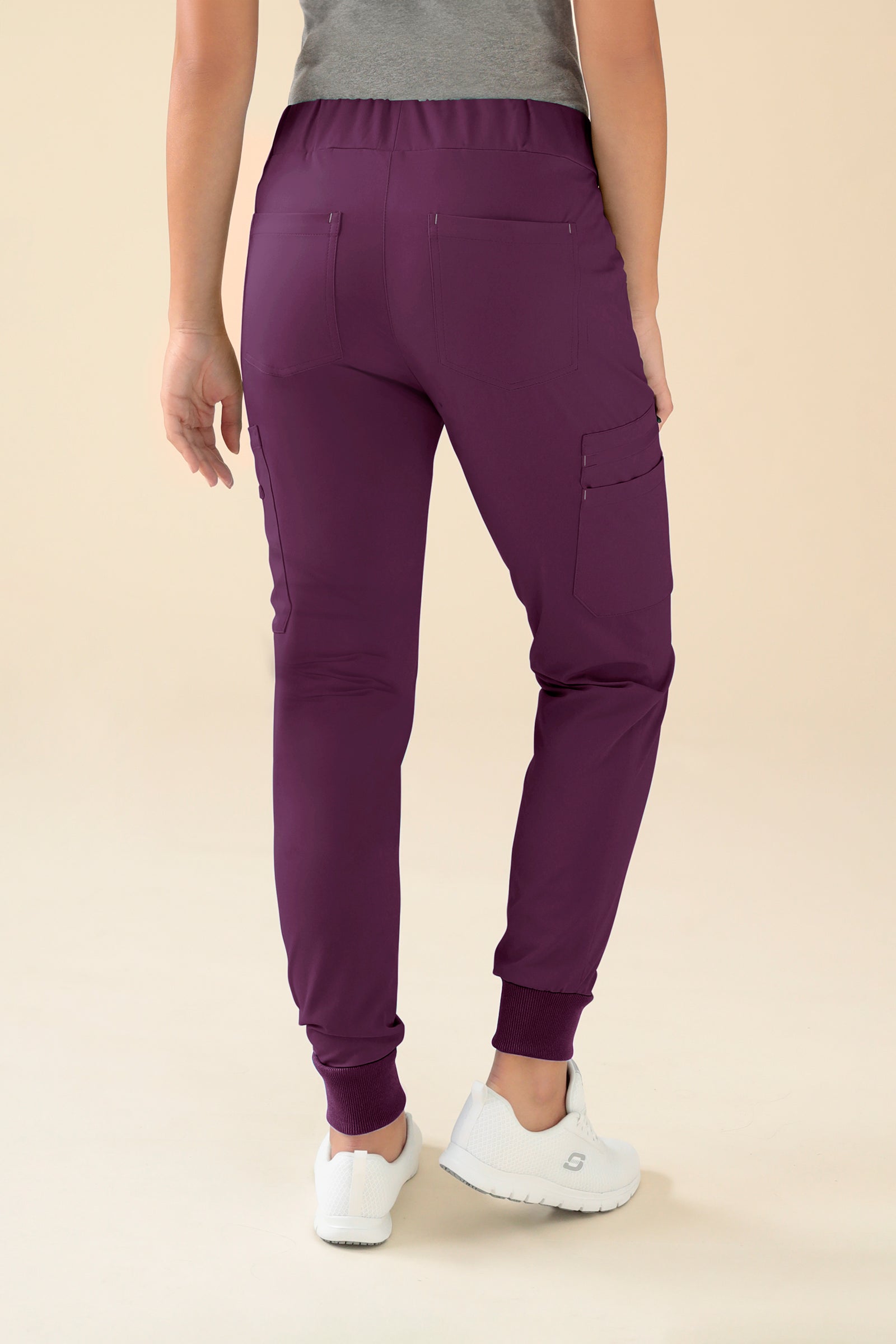 KAERE Hose Damen - Saumbündchen mit Beintaschen pflaume, Rückansicht Das Model ist 176 cm gross und trägt Grösse S