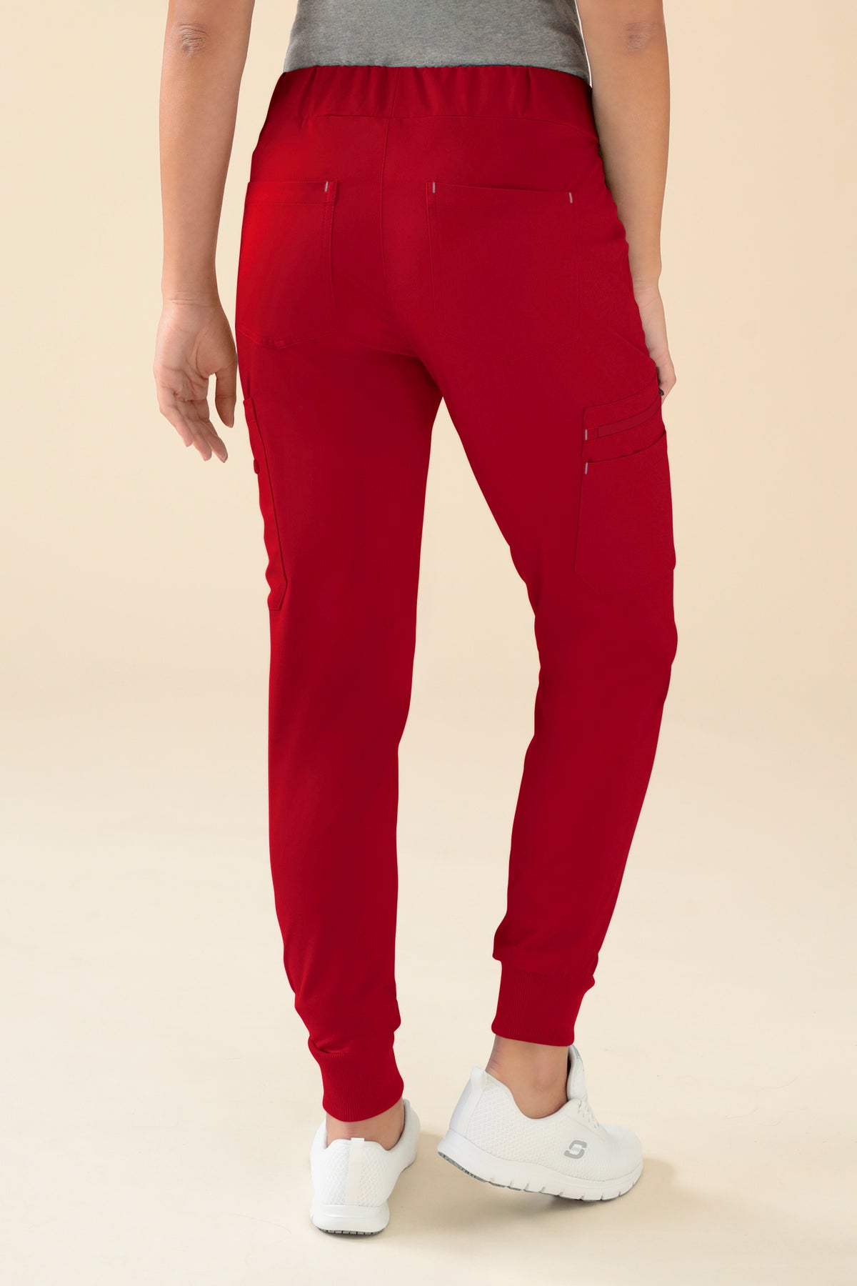 KAERE Hose Damen - Saumbündchen mit Beintaschen rot, Rückansicht Das Model ist 176 cm gross und trägt Grösse S