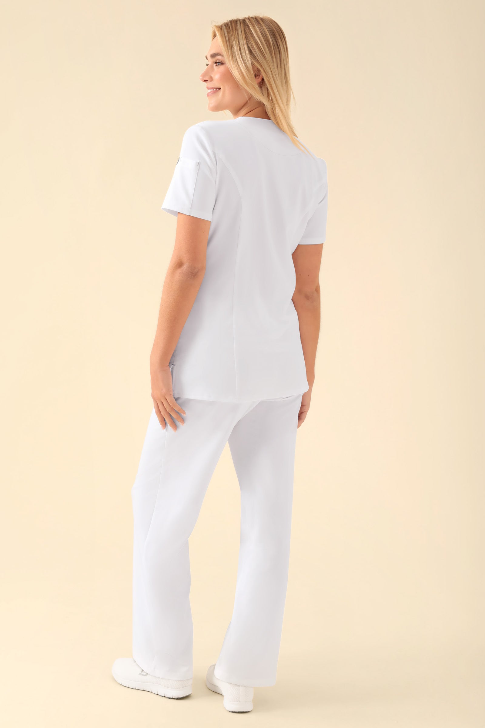 KAERE Kasack Damen - durchgeknöpft weiß, Rückansicht Das Model ist 177 cm gross und trägt Grösse S