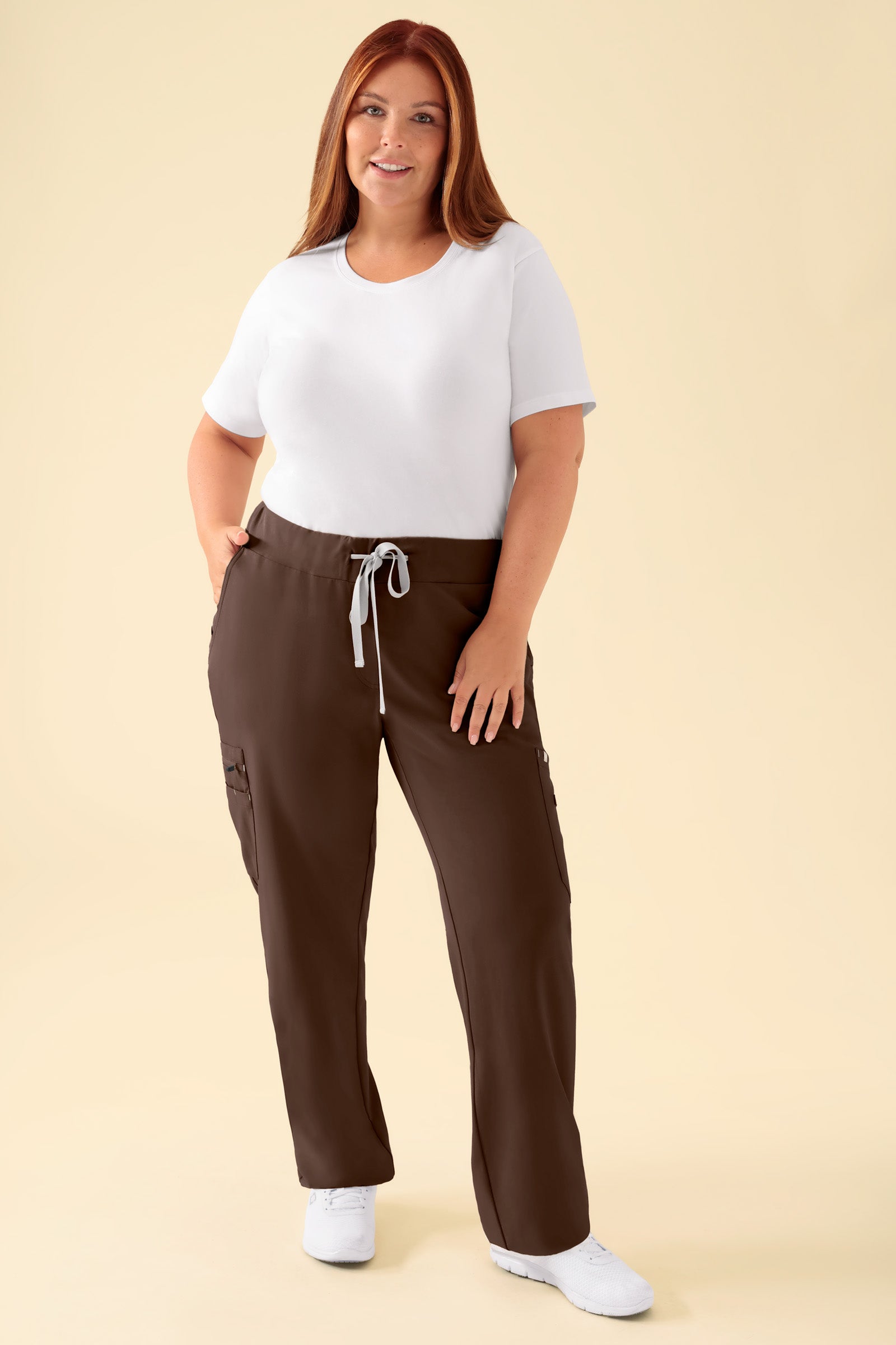 KAERE Hose Damen - gerader Saum mit Beintaschen coffee, Vorderansicht Das Model ist 173 cm gross und trägt Grösse XL