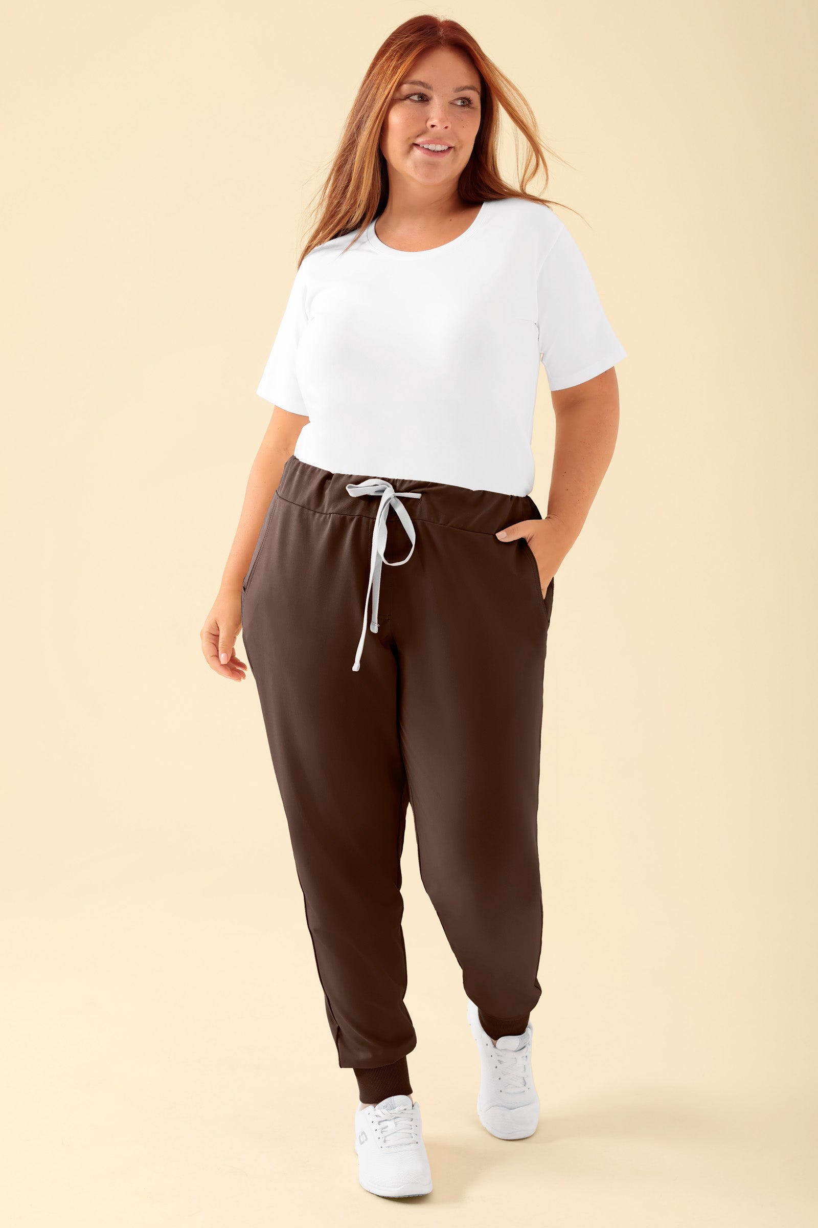 KAERE Hose Damen Normale Grösse - Saumabschluss mit Strickbund coffee, Vorderansicht Das Model ist 173 cm gross und trägt Grösse XL