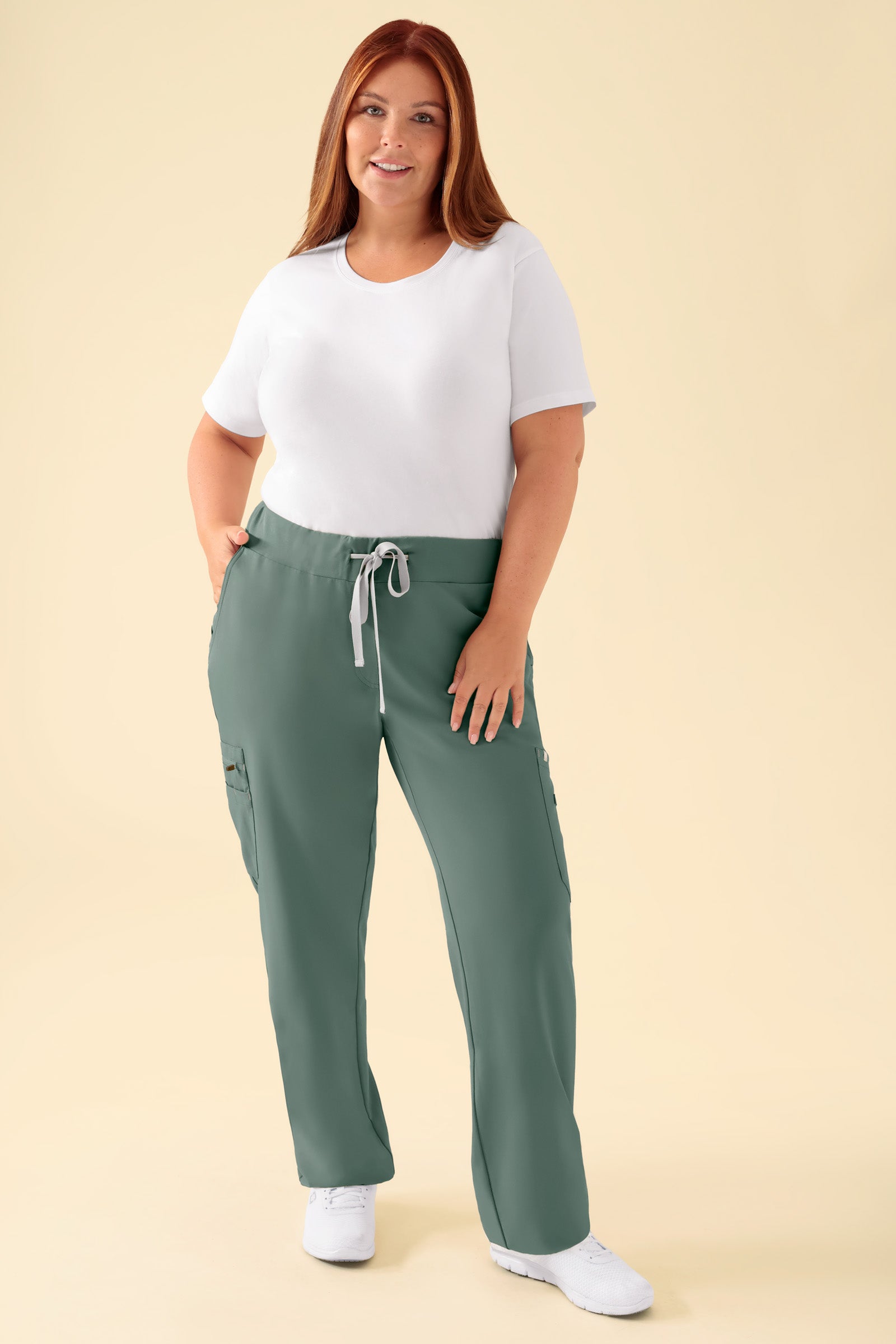 KAERE Hose Damen - gerader Saum mit Beintaschen dunkelgrün, Vorderansicht Das Model ist 173 cm gross und trägt Grösse XL