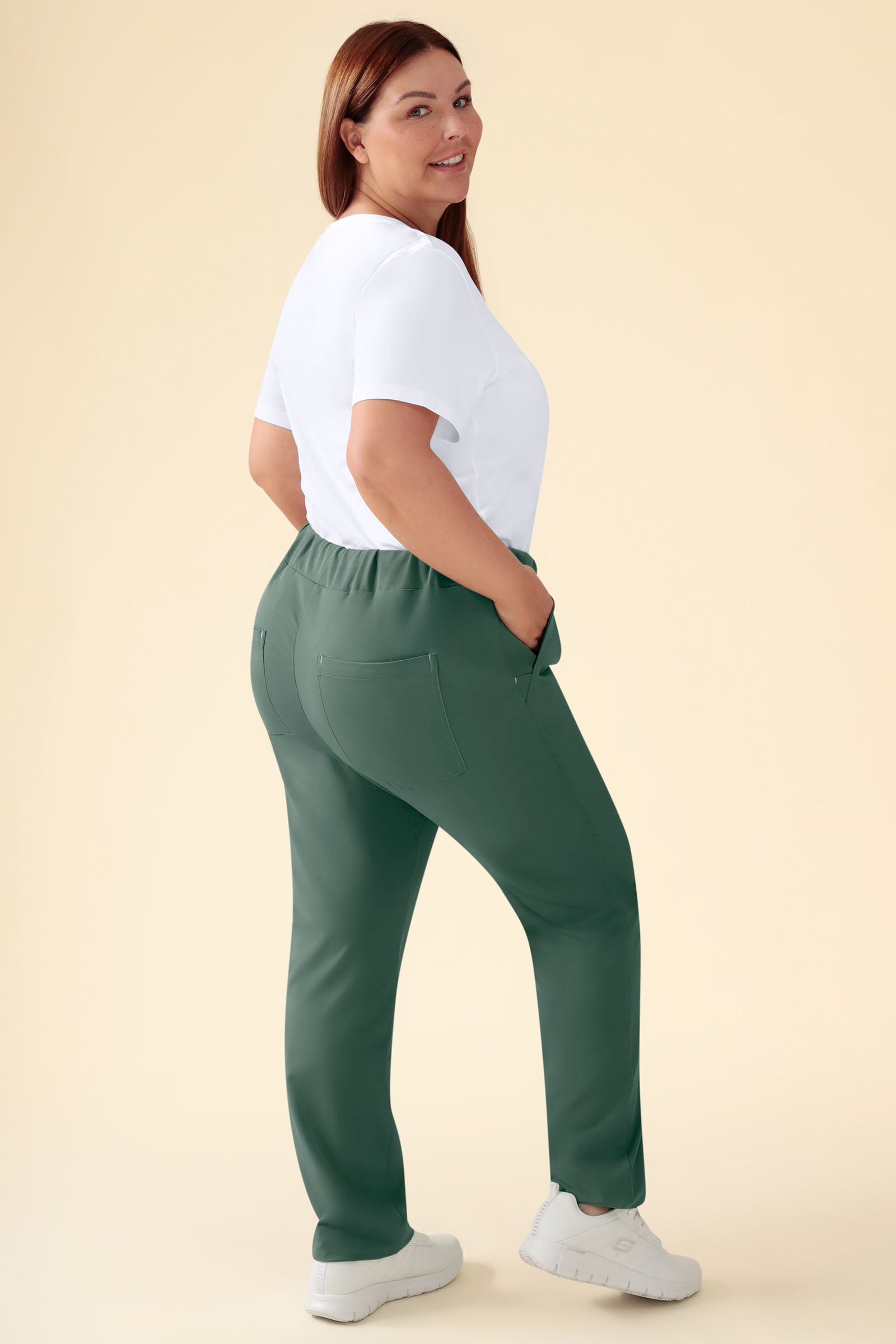 KAERE Hose Damen - gerader Saum ohne Beintaschen dunkelgrün, Vorderansicht Das Model ist 173 cm gross und trägt Grösse XL