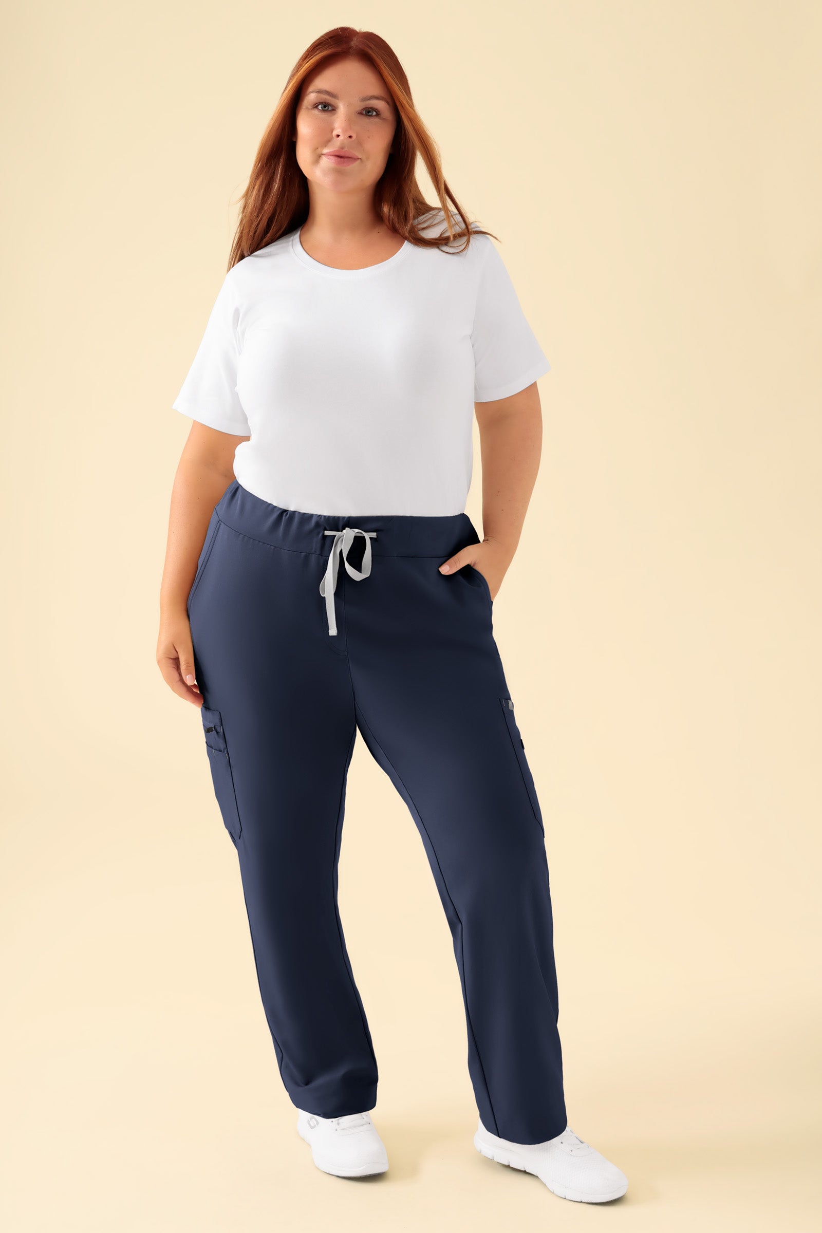 KAERE Hose Damen - gerader Saum mit Beintaschen navy, Vorderansicht Das Model ist 173 cm gross und trägt Grösse XL