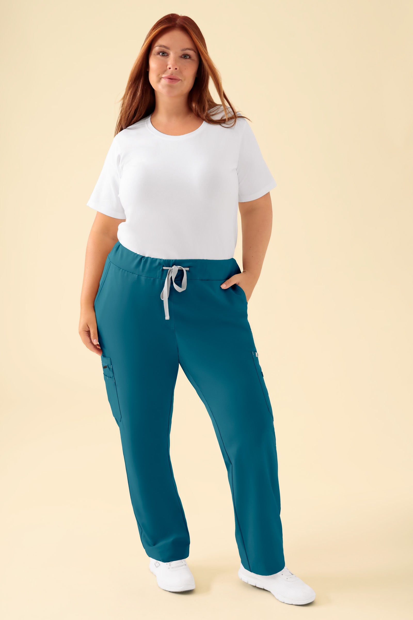 KAERE Hose Damen - gerader Saum mit Beintaschen petrol, Vorderansicht Das Model ist 173 cm gross und trägt Grösse XL