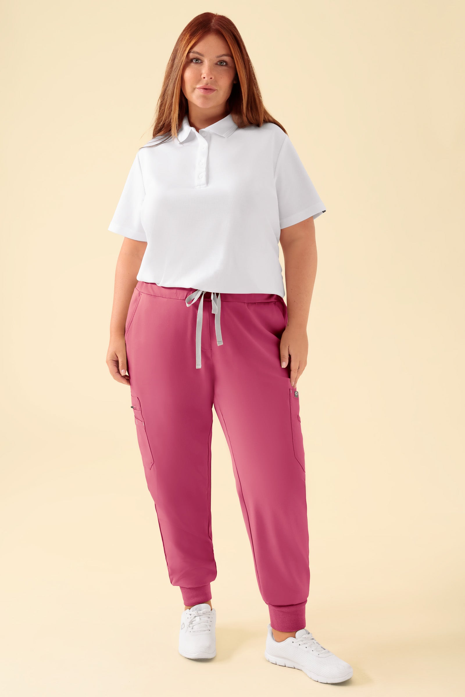 KAERE Hose Damen - Saumbündchen mit Beintaschen rosenholz, Vorderansicht Das Model ist 173 cm gross und trägt Grösse XL