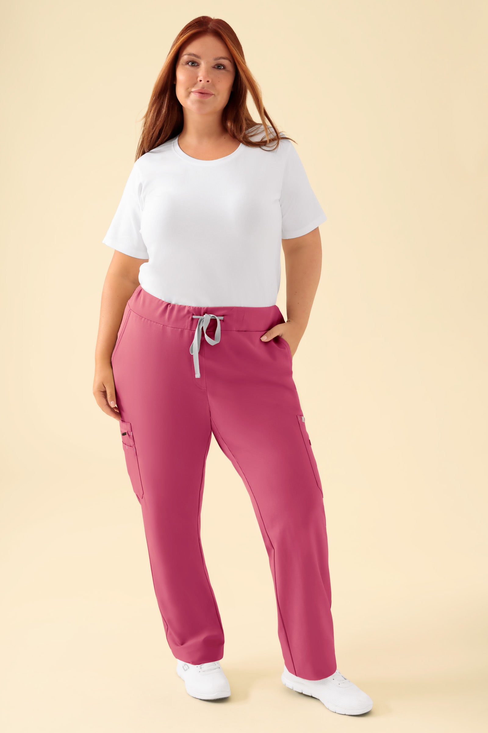 KAERE Hose Damen - gerader Saum mit Beintaschen rosenholz, Vorderansicht Das Model ist 173 cm gross und trägt Grösse XL
