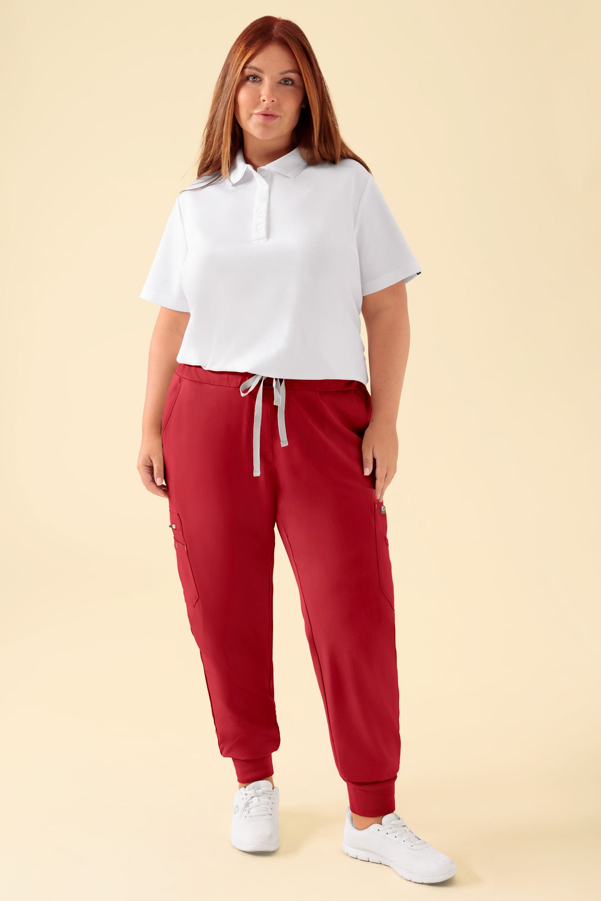 KAERE Hose Damen - Saumbündchen mit Beintaschen rot, Vorderansicht Das Model ist 173 cm gross und trägt Grösse XL