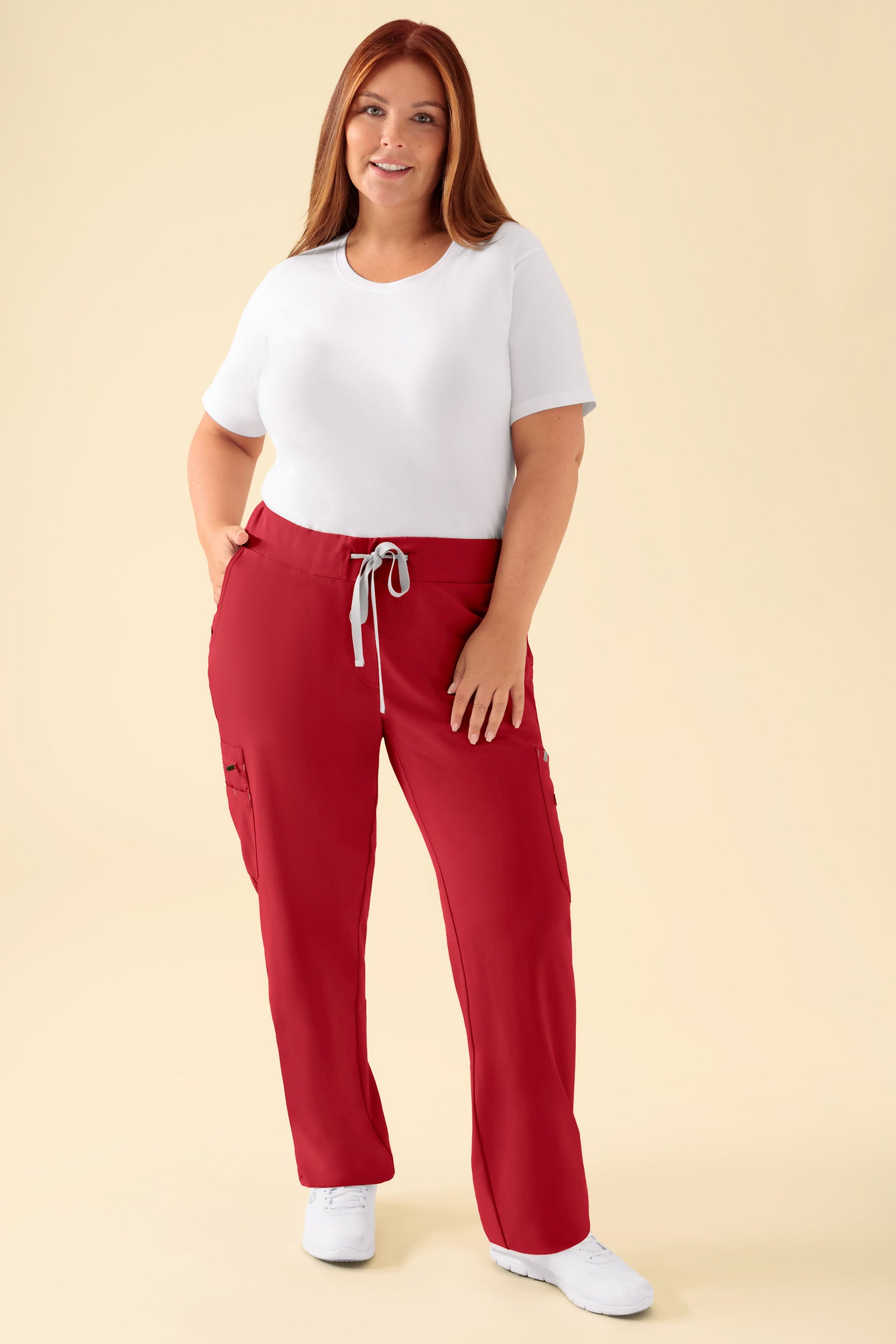 KAERE Hose Damen - gerader Saum mit Beintaschen rot, Vorderansicht Das Model ist 173 cm gross und trägt Grösse XL