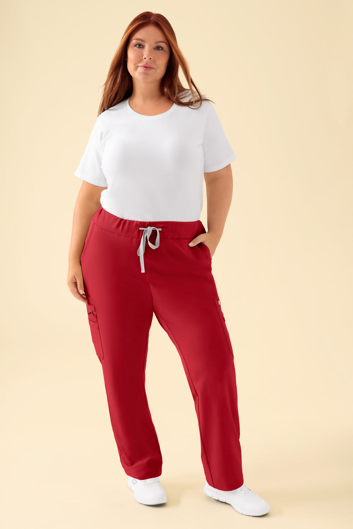 KAERE Hose Damen - gerader Saum mit Beintaschen rot, Vorderansicht Das Model ist 173 cm gross und trägt Grösse XL