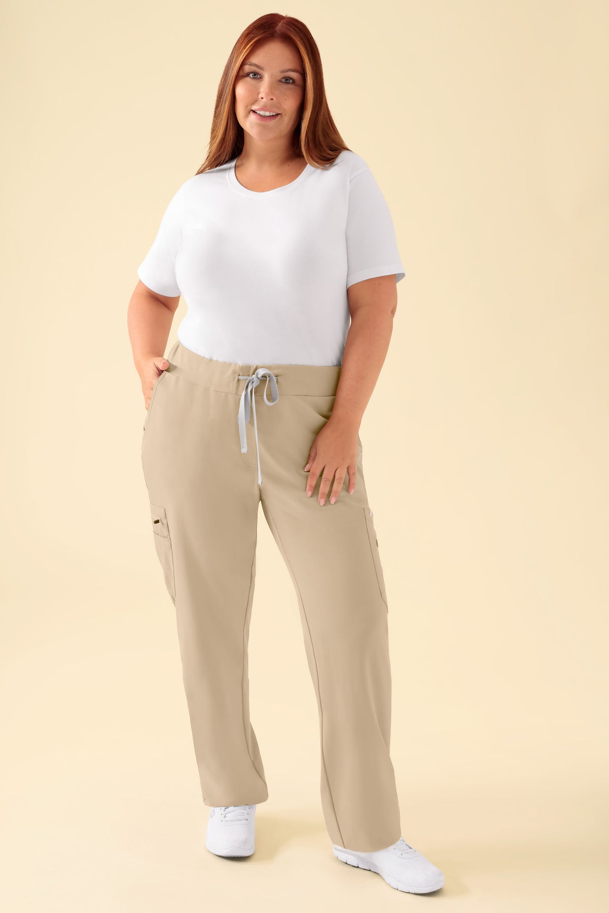 KAERE Hose Damen - gerader Saum mit Beintaschen sand, Vorderansicht Das Model ist 173 cm gross und trägt Grösse XL