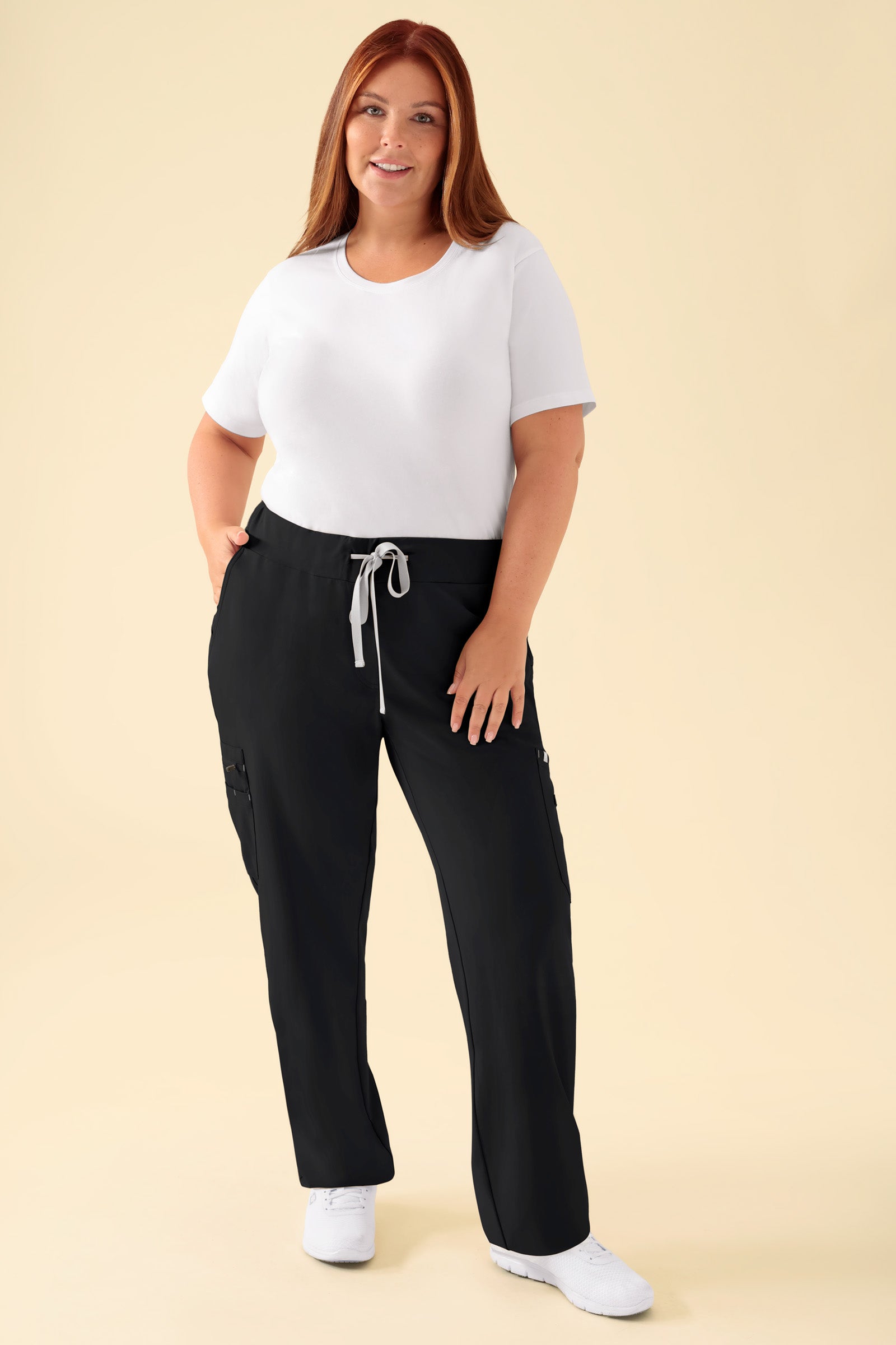KAERE Hose Damen - gerader Saum mit Beintaschen schwarz, Vorderansicht Das Model ist 173 cm gross und trägt Grösse XL