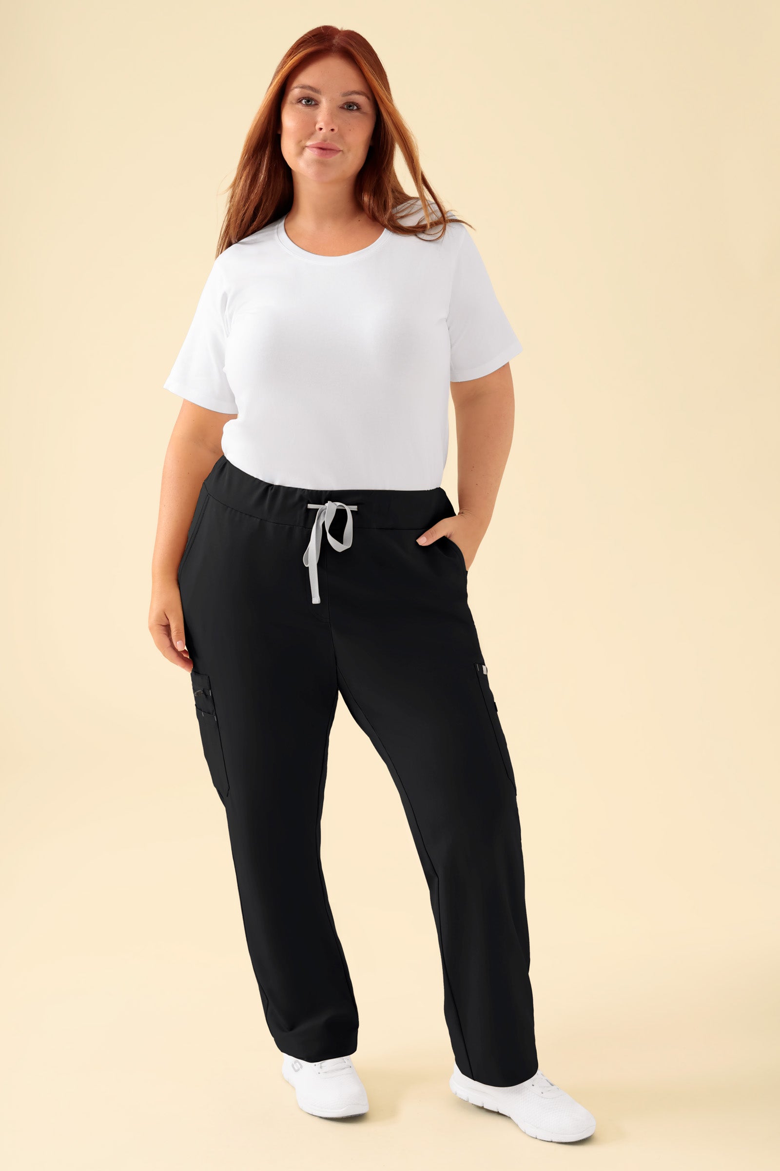 KAERE Hose Damen - gerader Saum mit Beintaschen schwarz, Vorderansicht Das Model ist 173 cm gross und trägt Grösse XL