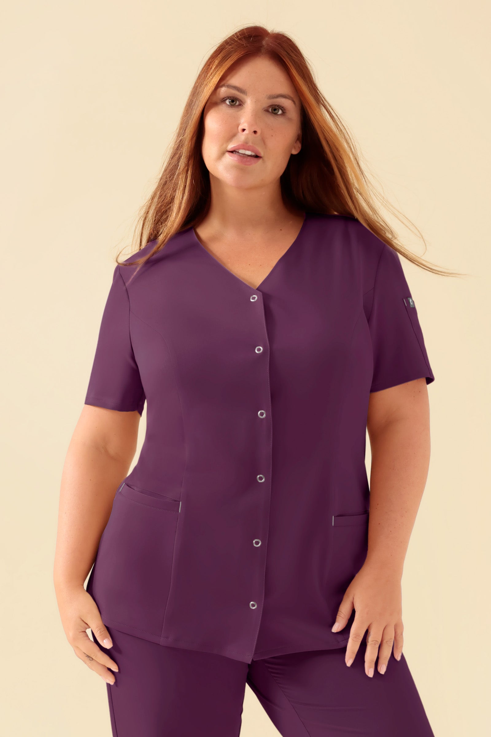 KAERE Kasack Damen - durchgeknöpft pflaume, Vorderansicht Das Model ist 173 cm gross und trägt Grösse XL