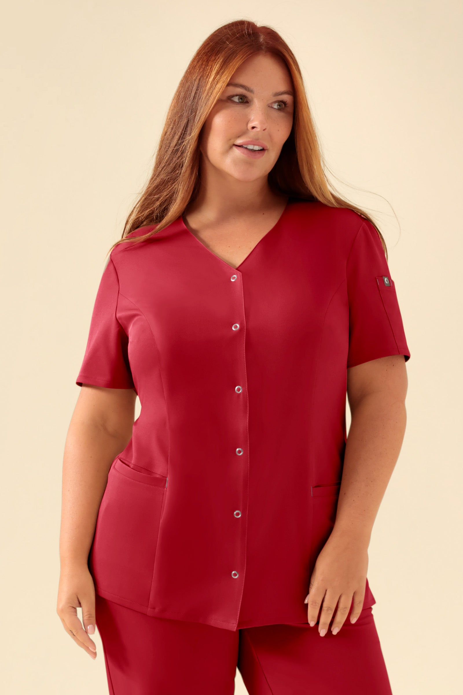 KAERE Kasack Damen - durchgeknöpft rot, Vorderansicht Das Model ist 173 cm gross und trägt Grösse XL