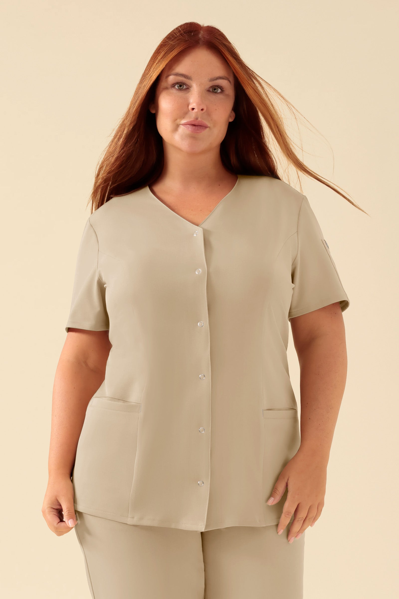 KAERE Kasack Damen - durchgeknöpft sand, Vorderansicht Das Model ist 173 cm gross und trägt Grösse XL