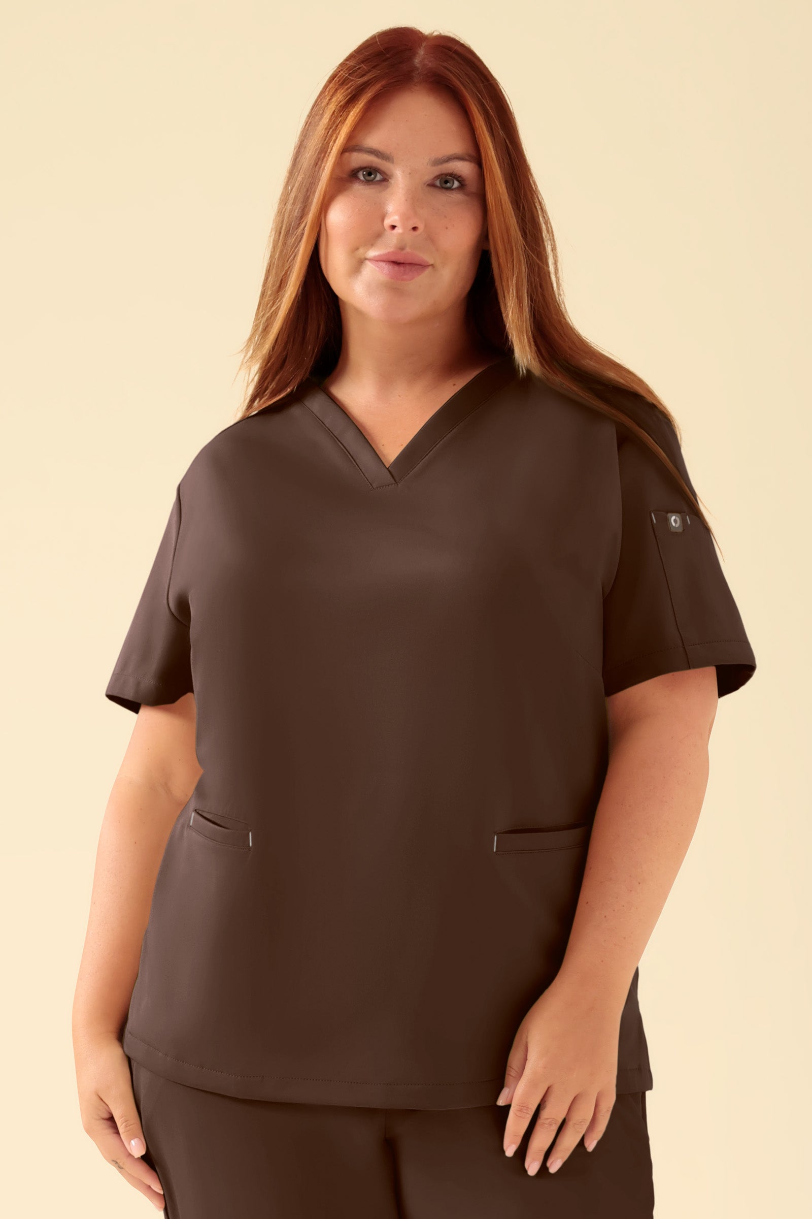 KAERE Schlupfkasack Damen - V-Ausschnitt coffee, Vorderansicht Das Model ist 173 cm gross und trägt Grösse XL