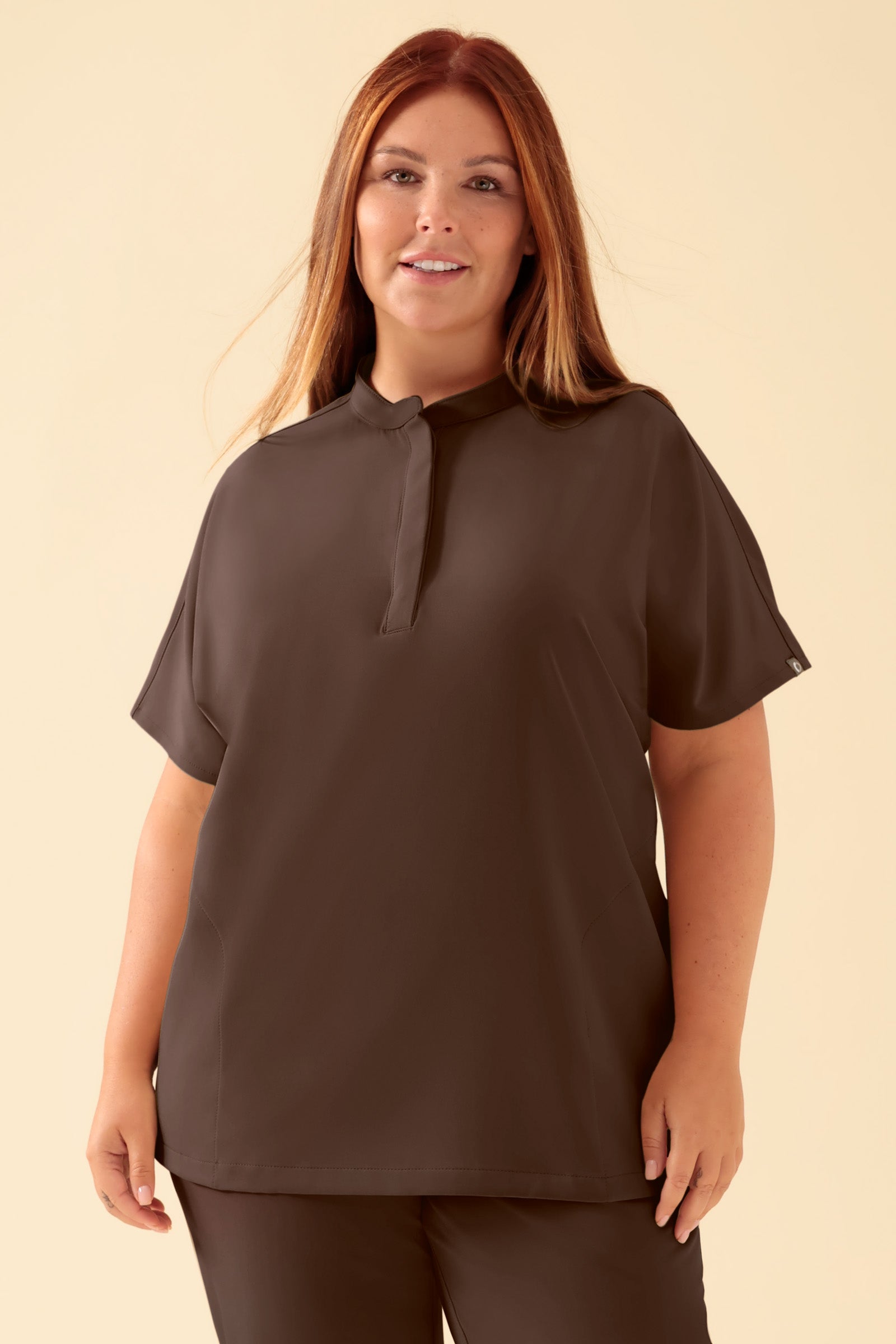KAERE Schlupfkasack Damen - Stehkragen coffee, Vorderansicht Das Model ist 173 cm gross und trägt Grösse XL