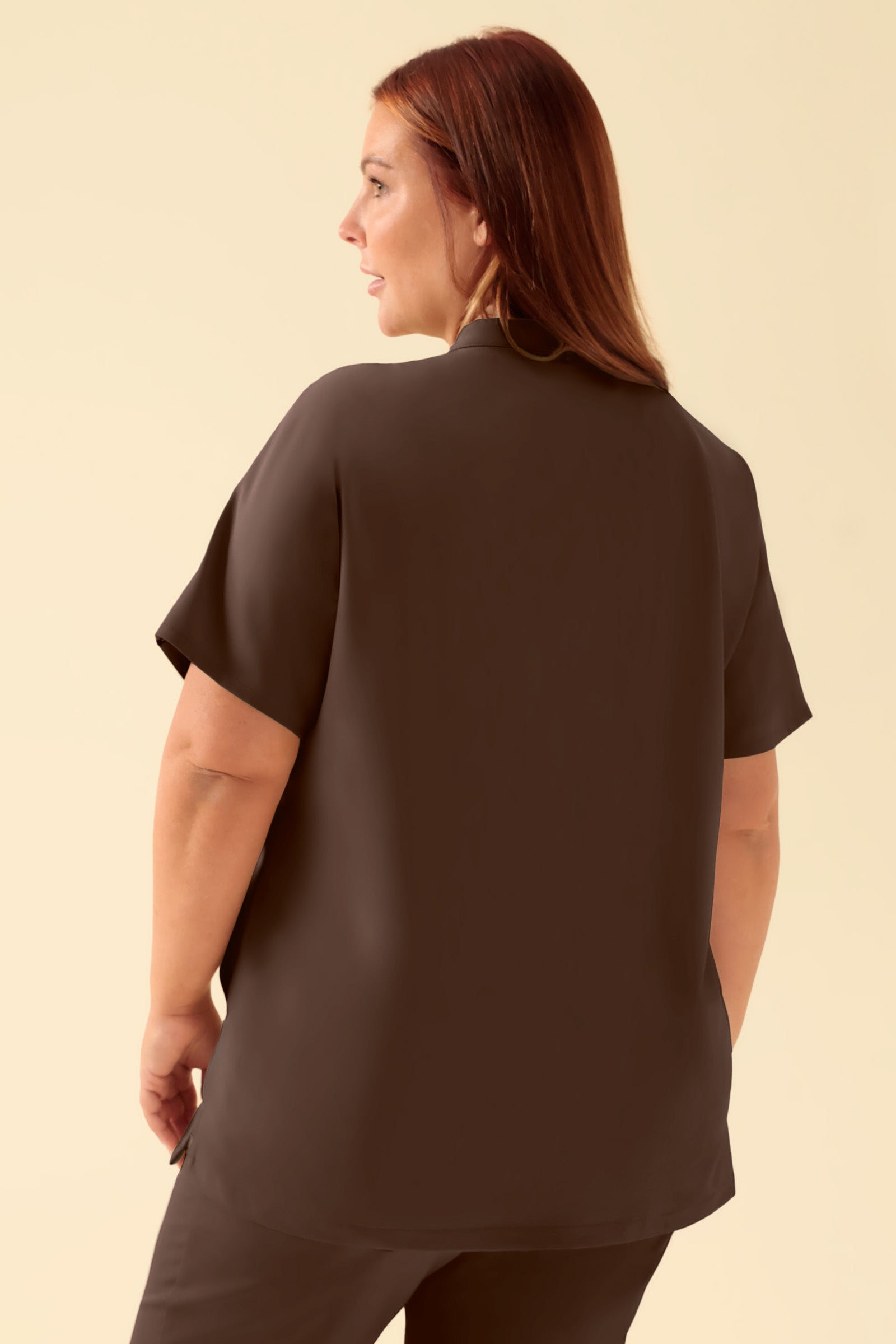 KAERE Schlupfkasack Damen - Stehkragen coffee, Vorderansicht Das Model ist 173 cm gross und trägt Grösse XL
