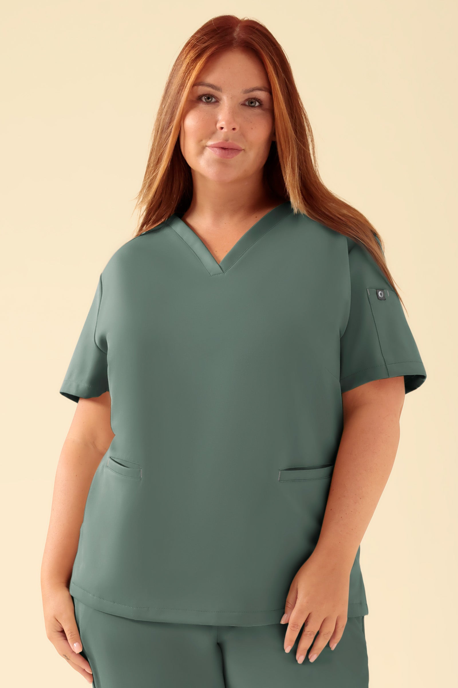 KAERE Schlupfkasack Damen - V-Ausschnitt dunkelgrün, Vorderansicht Das Model ist 173 cm gross und trägt Grösse XL