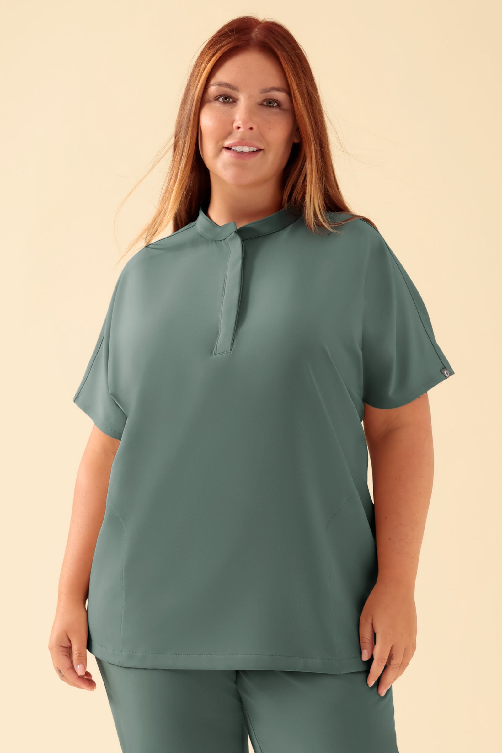 KAERE Schlupfkasack Damen - Stehkragen dunkelgrün, Vorderansicht Das Model ist 173 cm gross und trägt Grösse XL