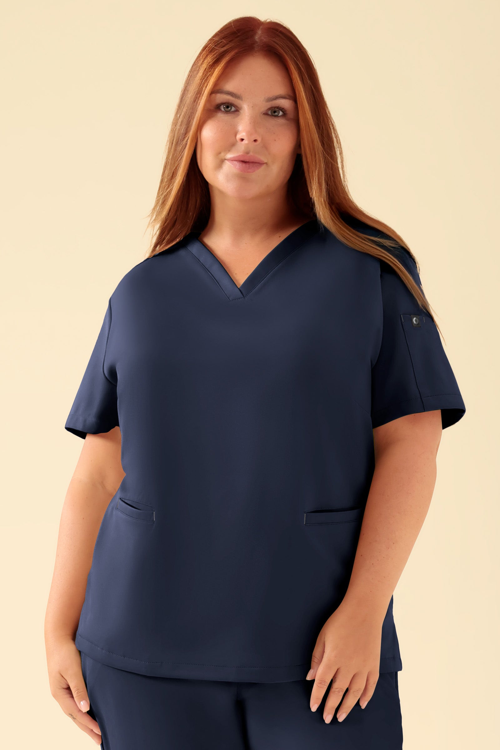 KAERE Schlupfkasack Damen - V-Ausschnitt navy, Vorderansicht Das Model ist 173 cm gross und trägt Grösse XL