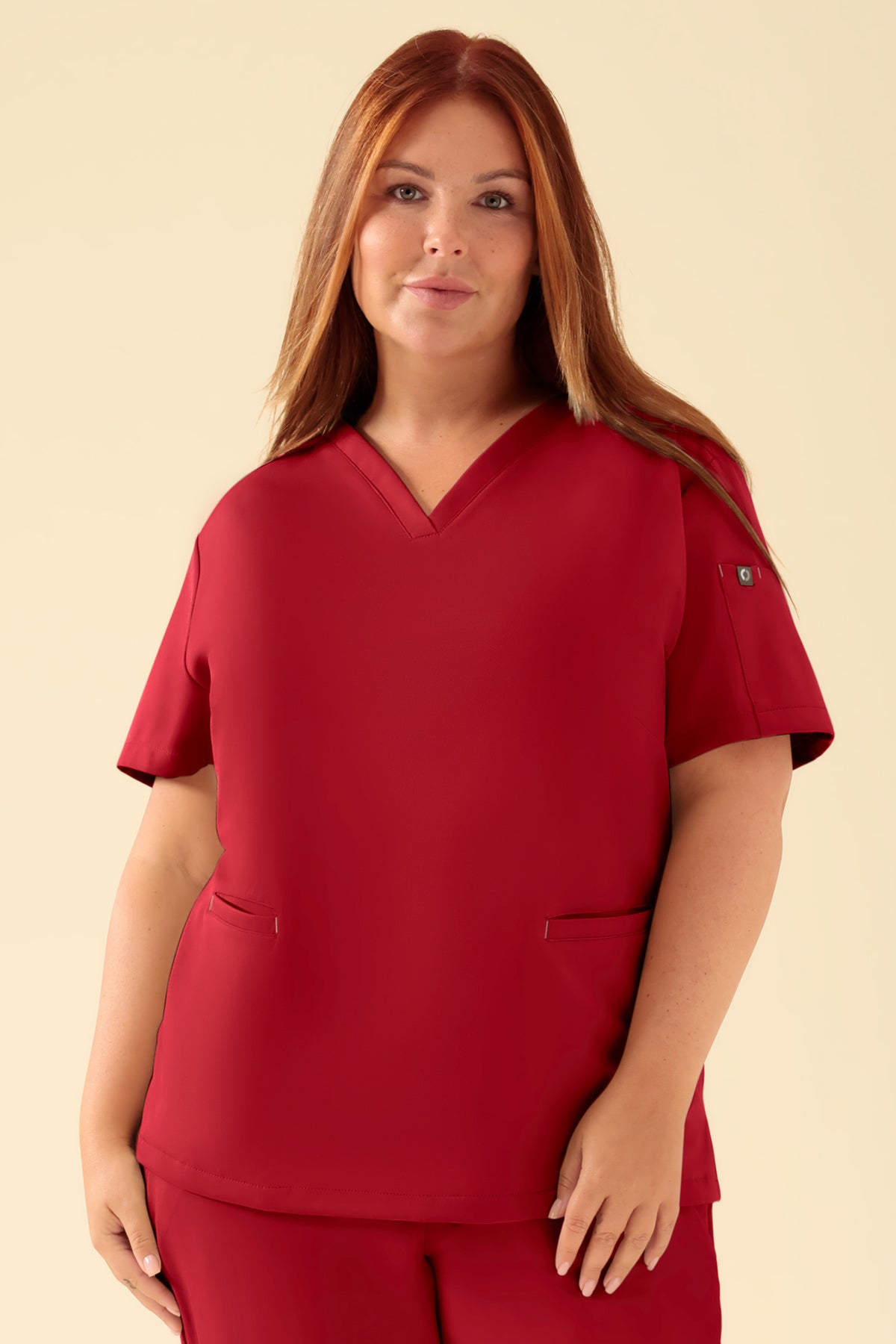KAERE Schlupfkasack Damen - V-Ausschnitt rot, Vorderansicht Das Model ist 173 cm gross und trägt Grösse XL