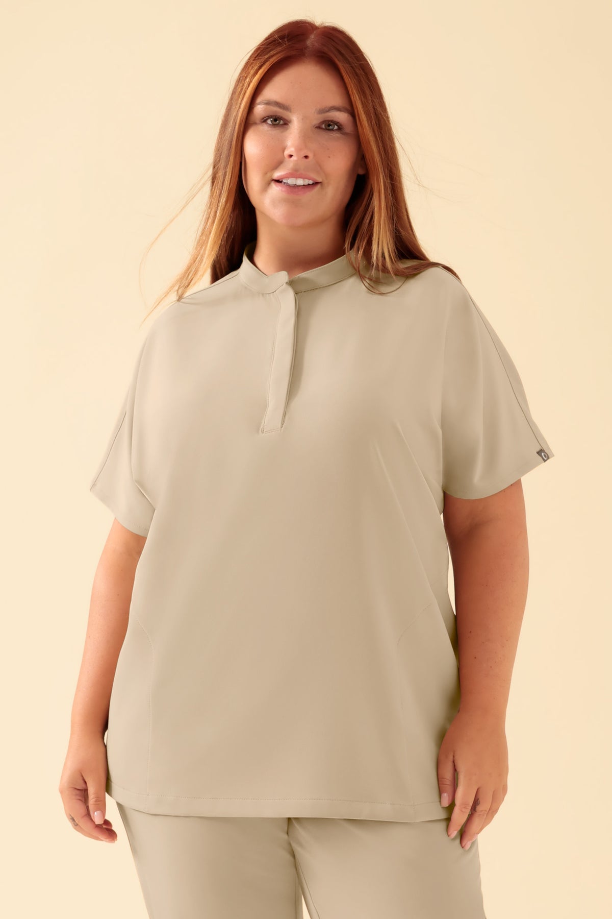 KAERE Schlupfkasack Damen - Stehkragen sand, Vorderansicht Das Model ist 173 cm gross und trägt Grösse XL