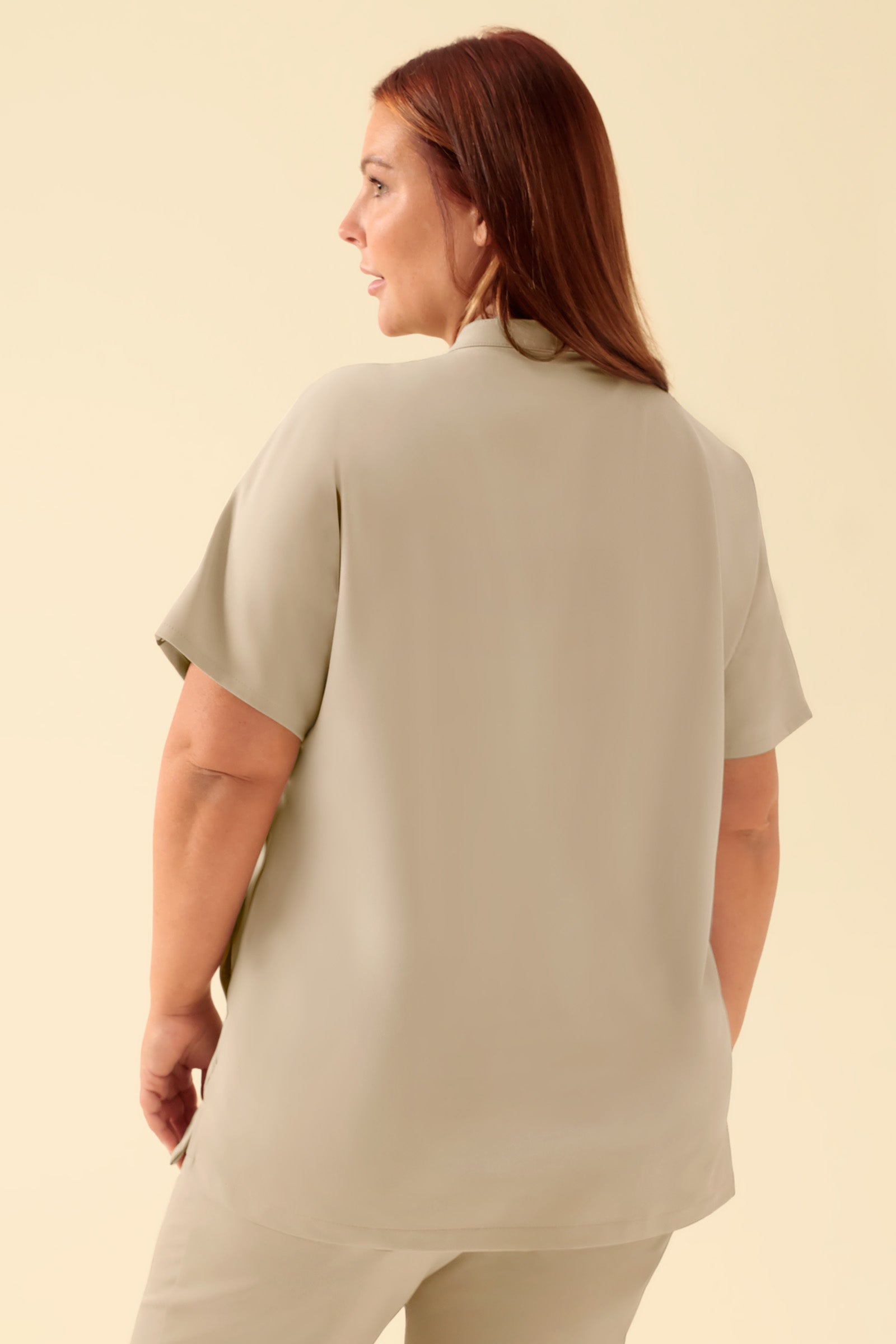 KAERE Schlupfkasack Damen - Stehkragen sand, Vorderansicht Das Model ist 173 cm gross und trägt Grösse XL