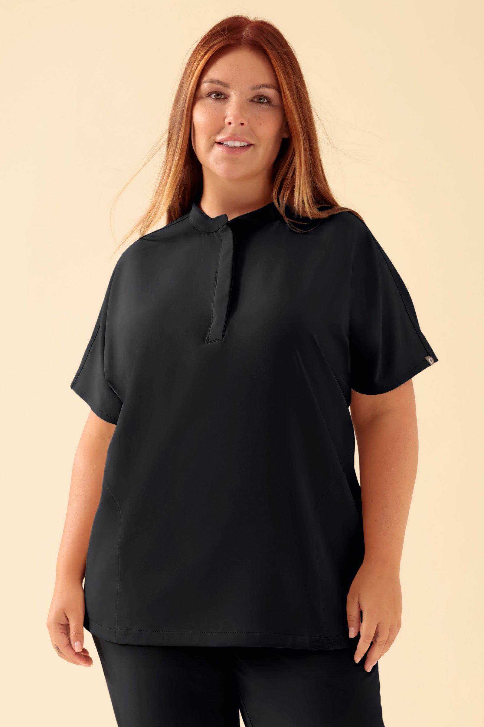KAERE Schlupfkasack Damen, Vorderansicht Das Model ist 173 cm gross und trägt Grösse XL