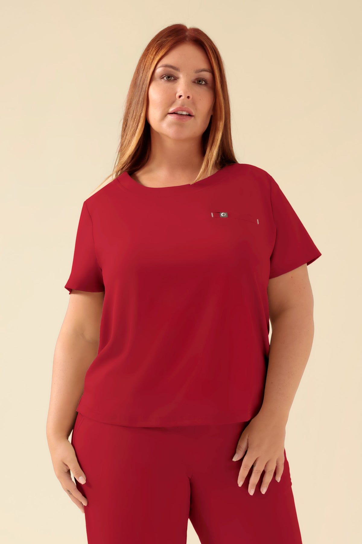 KAERE Shirt Damen - Rundhalsausschnitt rot, Vue de face Le mannequin mesure 173 cm et porte la taille XL